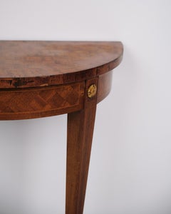 Table console ancienne en bois de fruitier avec marqueterie et ornements dorés de 1880