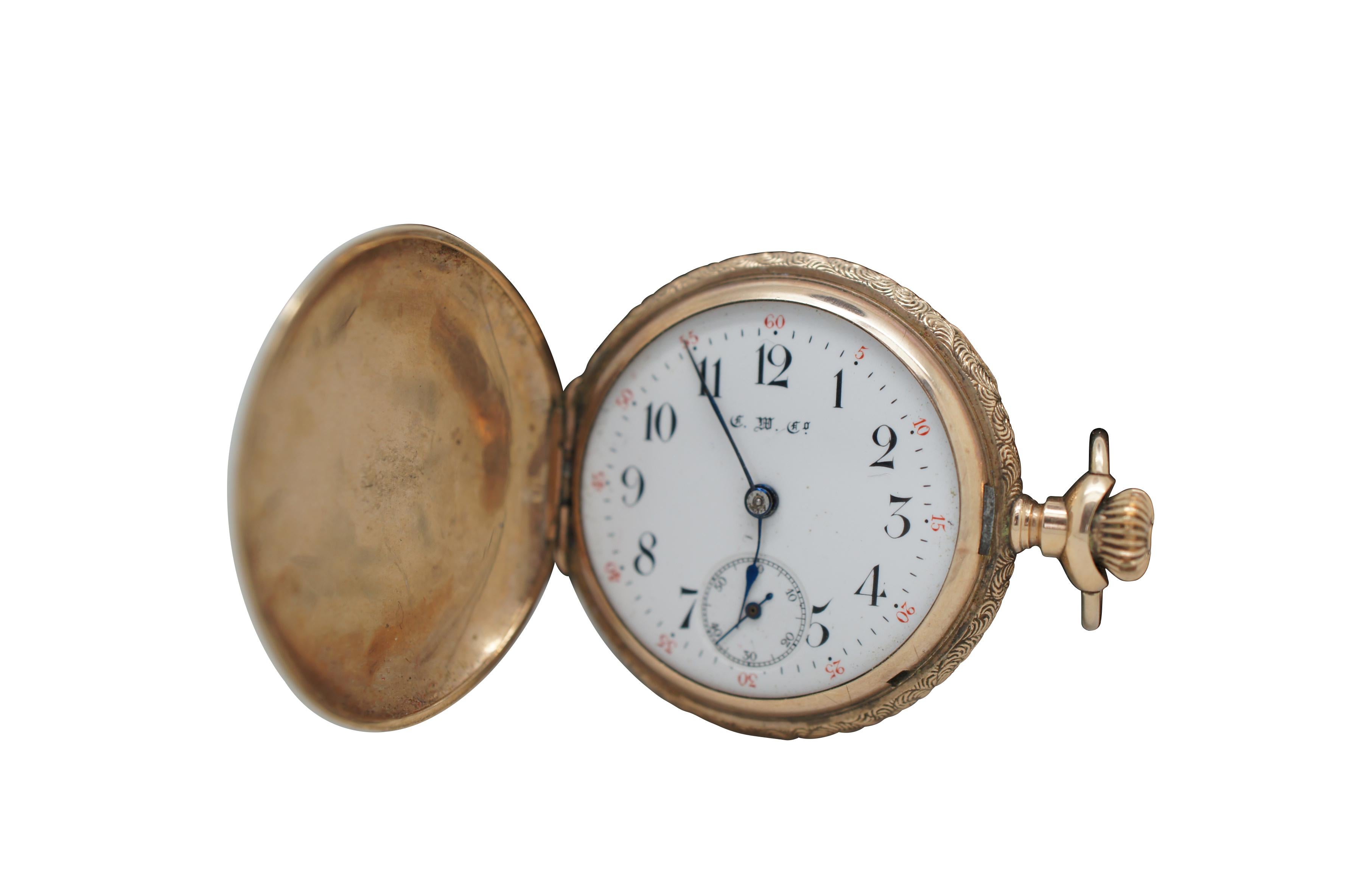 Montre de poche en or 8K du début du XXe siècle, gravée de manière complexe avec un motif de feuillage tourbillonnant autour d'un oiseau et de feuilles d'un côté et un cadre de feuillage avec le monogramme Monogram sur l'autre côté. Boîtier :