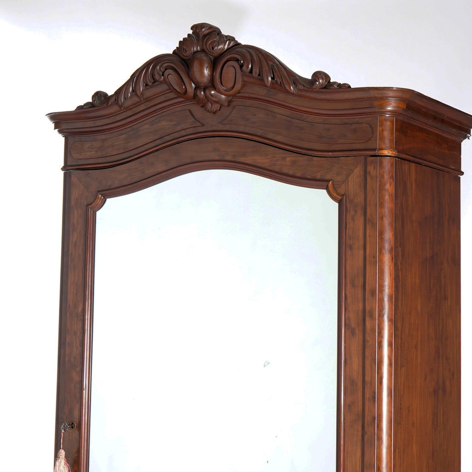XIXe siècle Ancienne armoire continentale en acajou sculpté à la flamme avec miroir, vers 1880 en vente