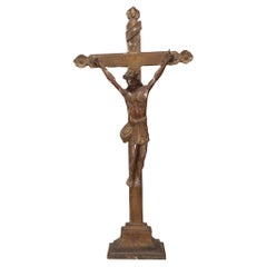 Antique crucifix de table d'autel continental en bois sculpté
