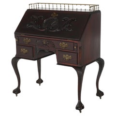 Ancien bureau continental Chippendale en acajou sculpté, vers 1890