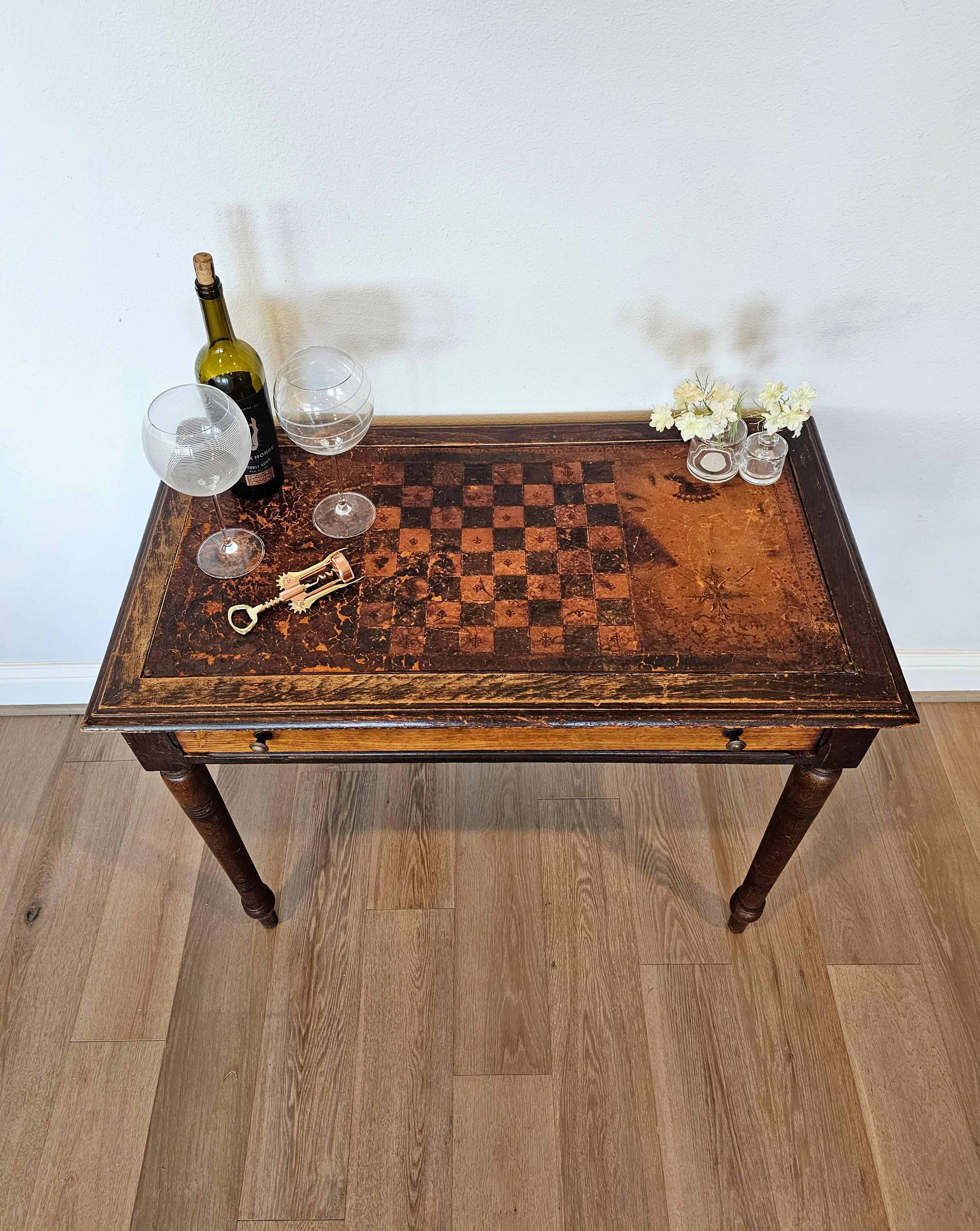 Ancienne table de jeu européenne continentale en cuir embossé  en vente 12
