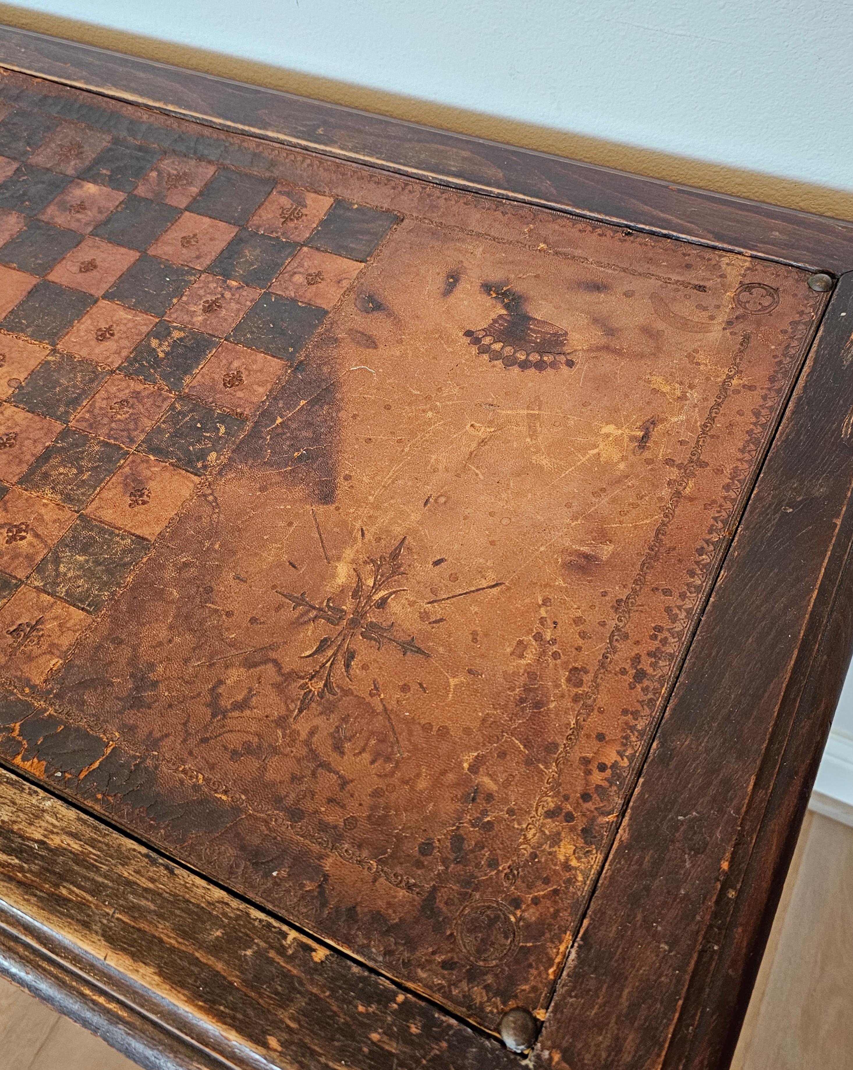 Ancienne table de jeu européenne continentale en cuir embossé  Abîmé - En vente à Forney, TX