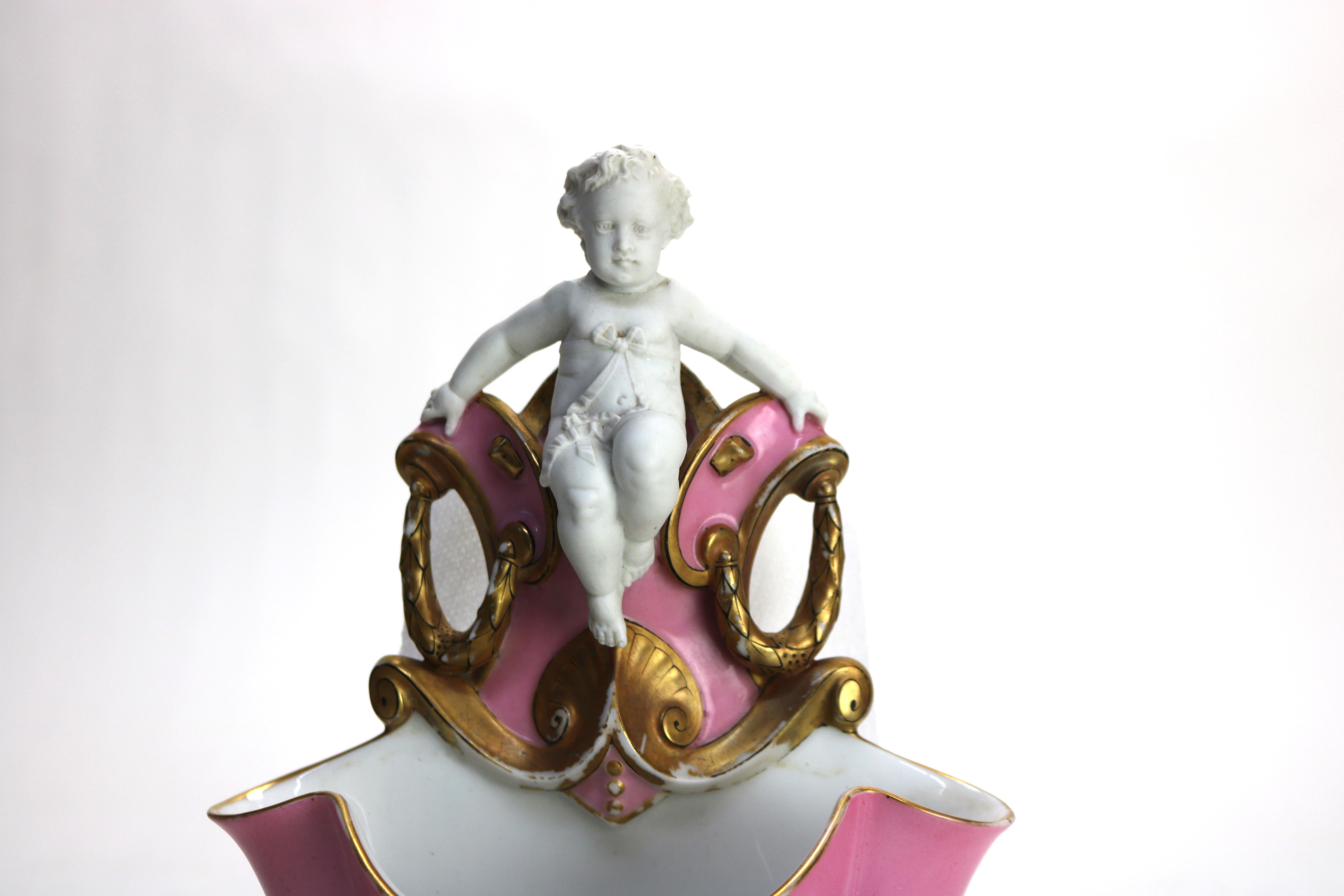 Ancienne poche murale en porcelaine continentale figurative d'un chérubin signée C1880 Bon état - En vente à Big Flats, NY