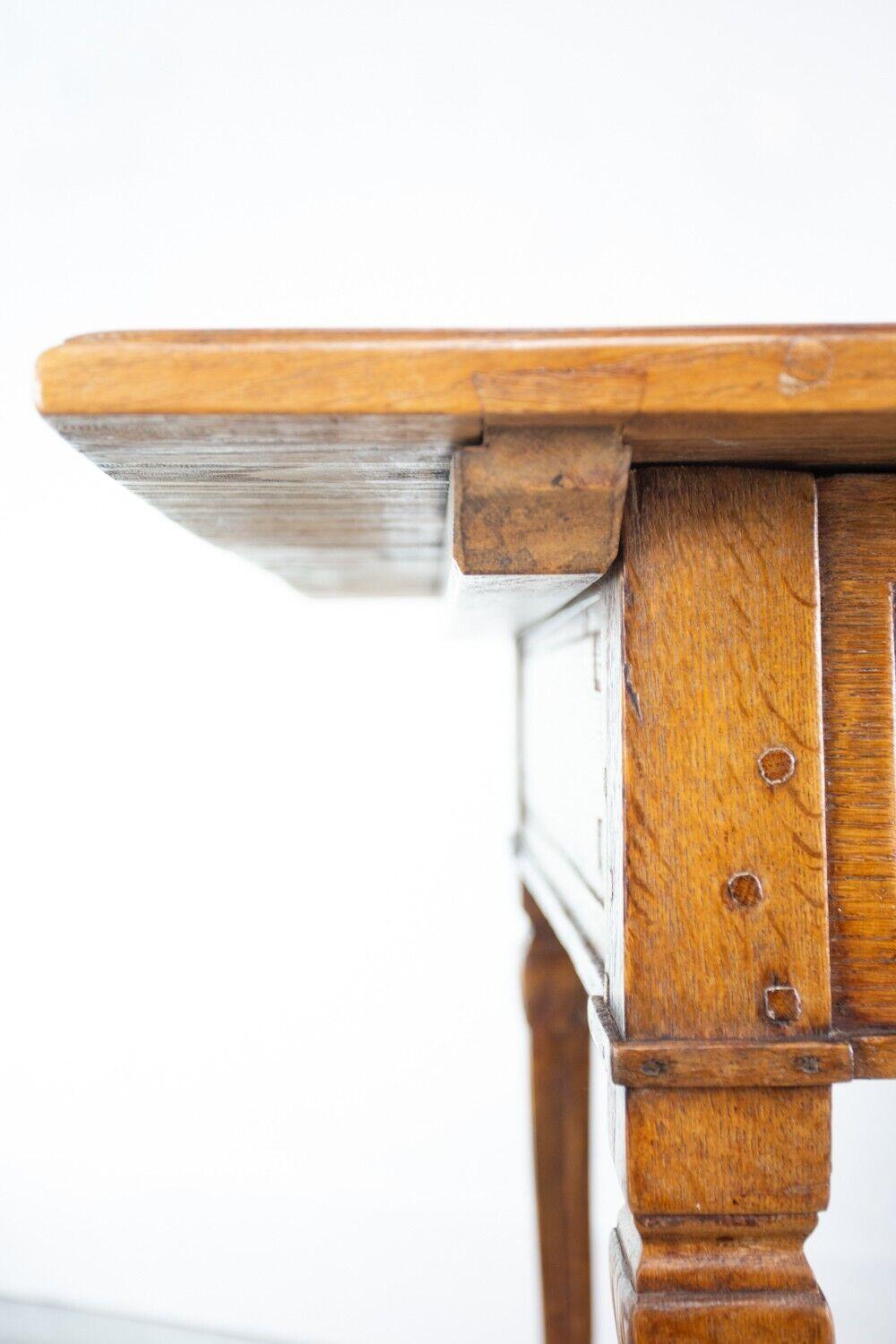 Antiker kontinentaler geometrischer Beistelltisch aus Eichenholz im Zustand „Gut“ im Angebot in STOKE ON TRENT, GB