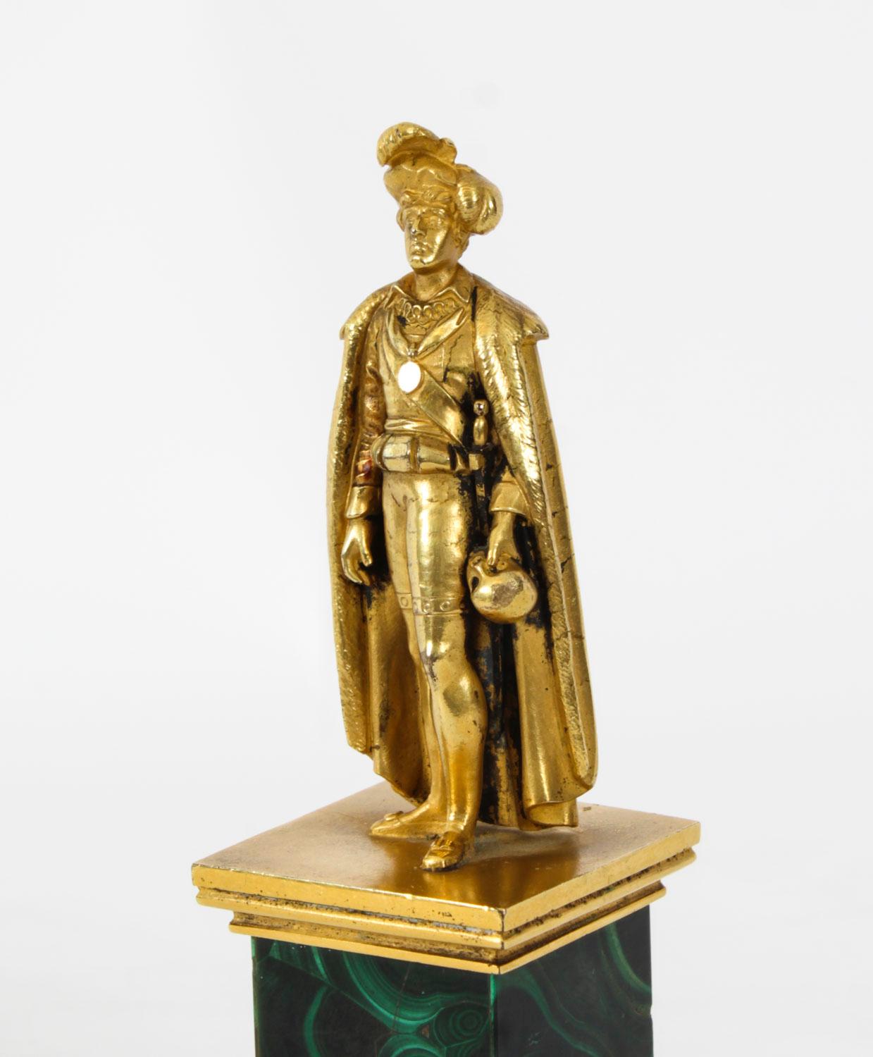 Il s'agit d'une superbe sculpture de bureau ancienne en bronze doré et malachite représentant Hamlet, datant d'environ 1870.

Cette sculpture exceptionnellement exécutée se présente sous la forme inédite d'une figure d'Hamlet en bronze doré reposant