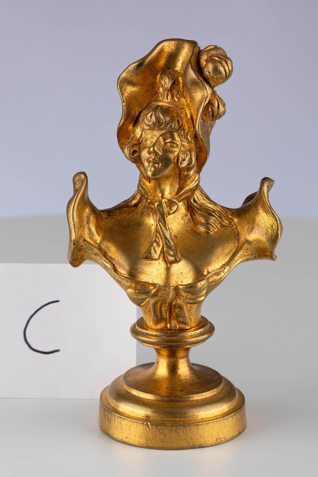 Antica scultura continentale in bronzo dorato e oro con figura di busto femminile 

Continentale
Ormolu (bronzo dorato)
c. 1900 

Dimensioni: H. H. x D.: 13 cm. x 7 cm.

Questa affascinante figura decorativa è un busto femminile. Realizzato