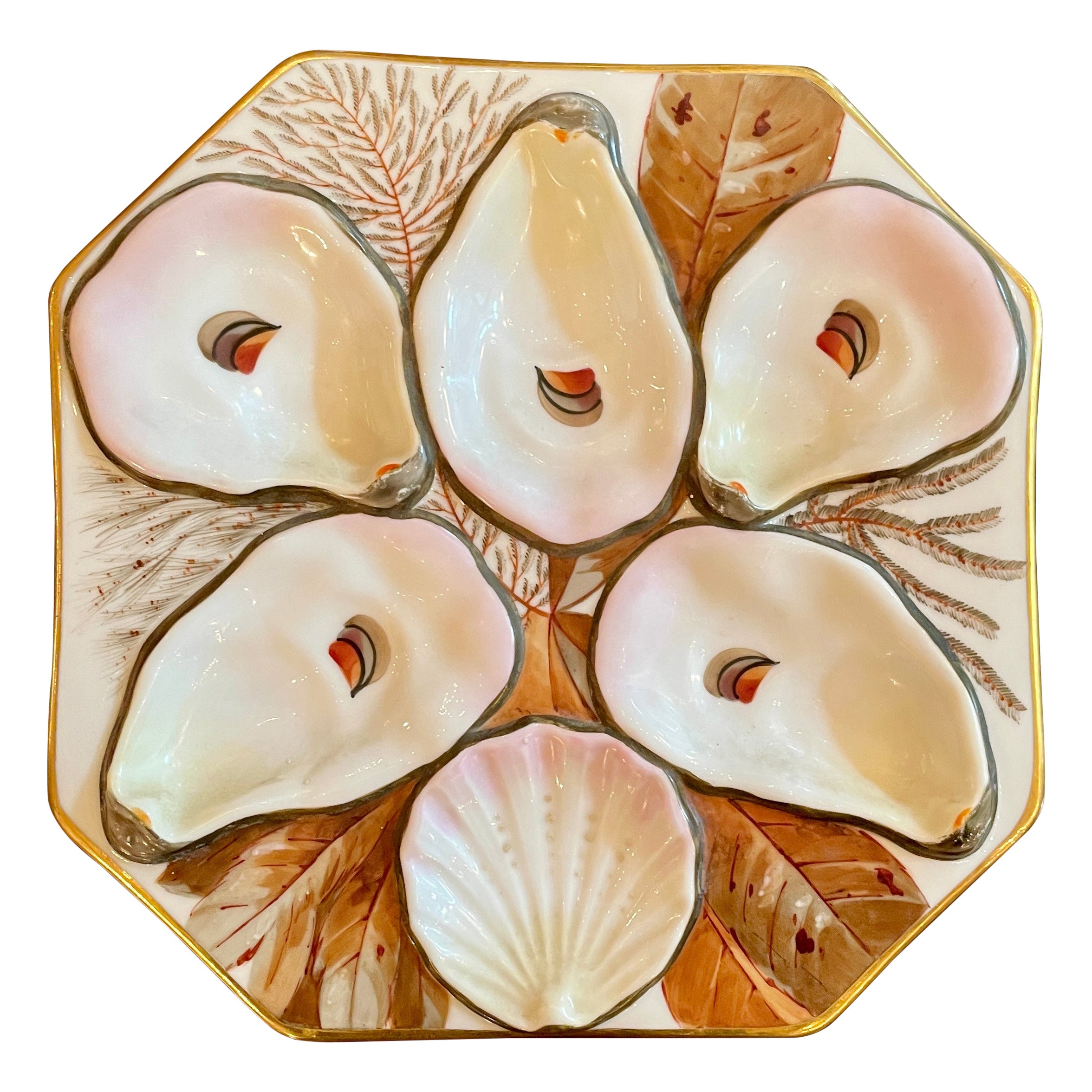 Antiguo plato de ostras de porcelana continental pintado a mano, circa 1900.