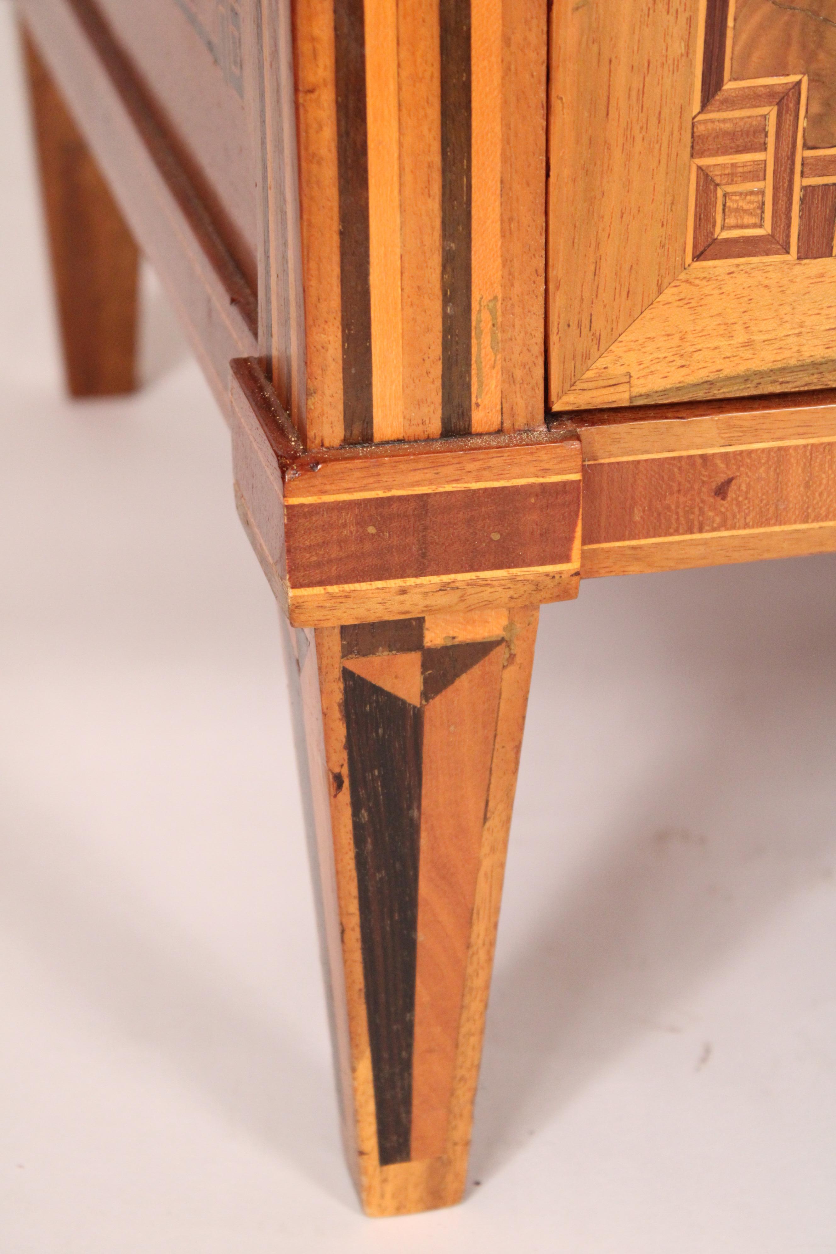 Antique Continental Louis XVI Style Walnut Chest of Drawers in vendita 5