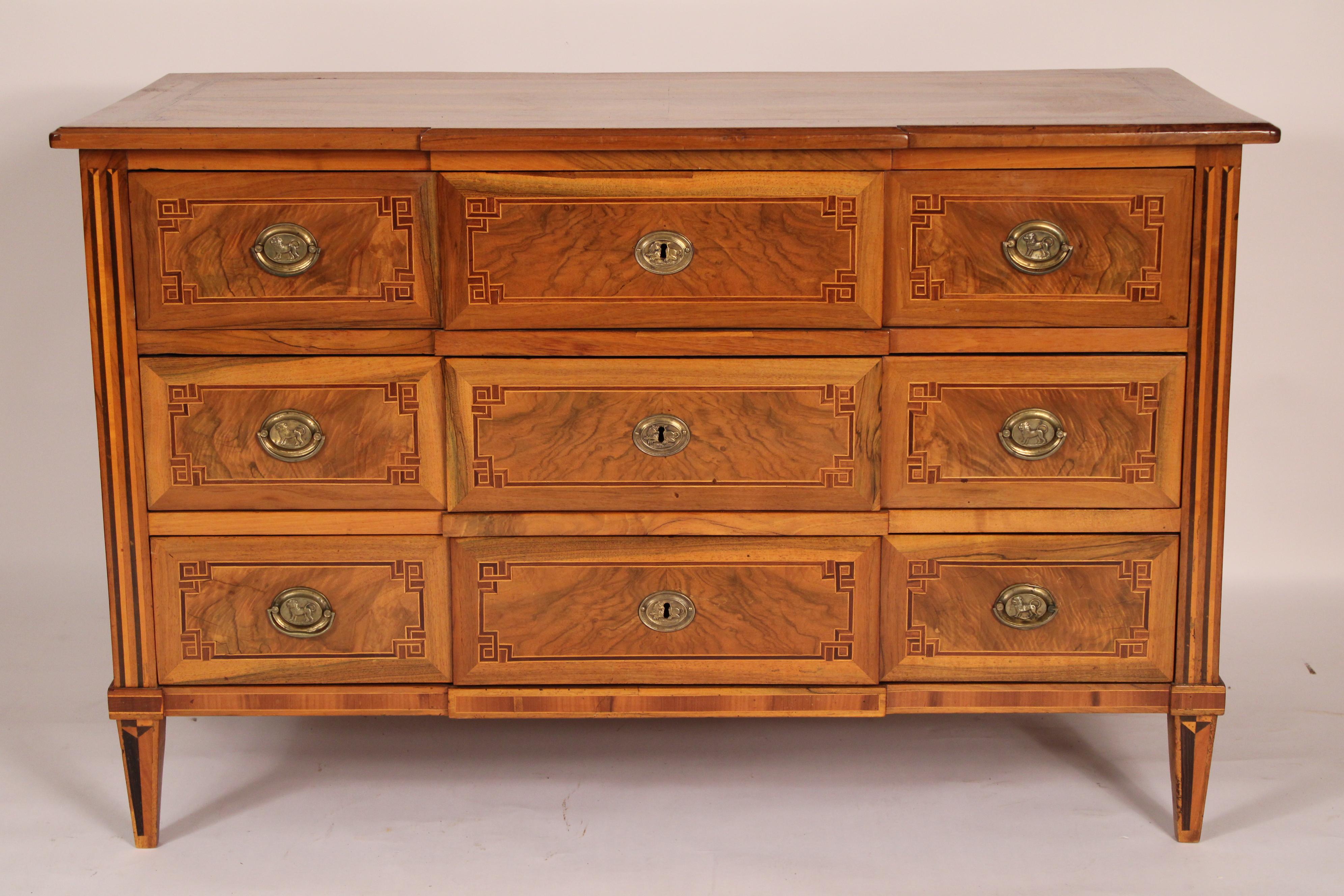 Antico cassettone in noce intarsiato in stile continentale, fine XIX secolo. Con un piano rettangolare con intarsi geometrici e una forma leggermente spezzata sul davanti, 3 cassetti ciascuno con fascia esterna in noce, intarsi geometrici e pannelli