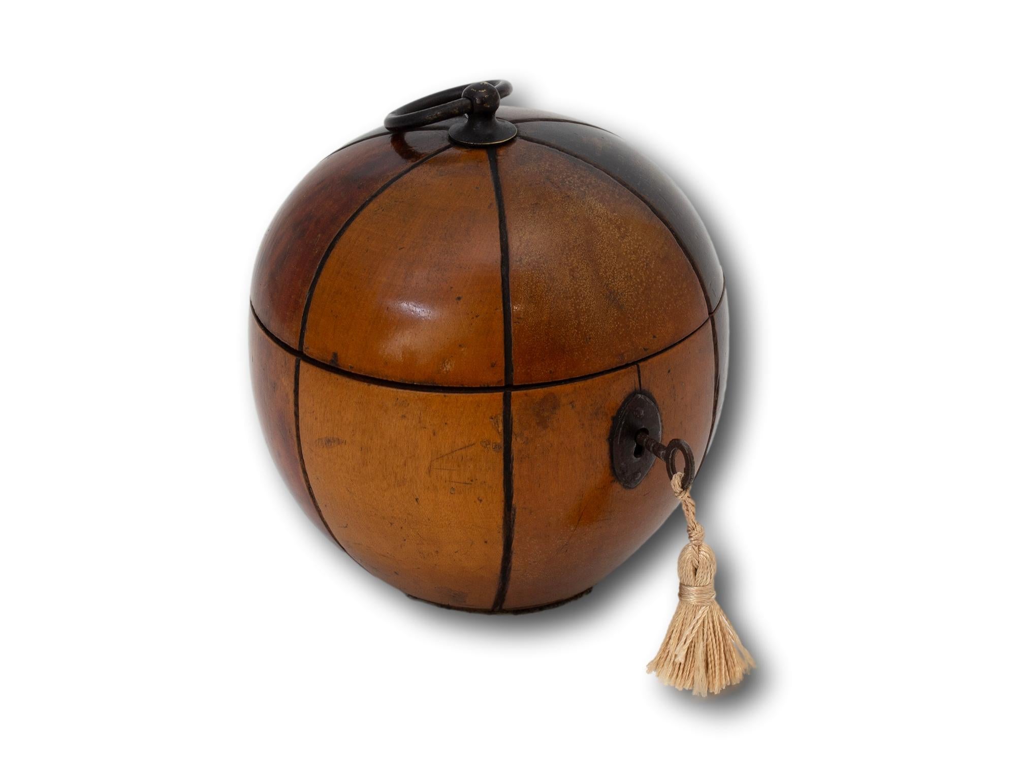 Forme ronde avec poignée en anneau

De notre collection Tea Caddy, nous avons le plaisir de vous présenter ce Tea Caddy Antique Continental Melon Fruit. La boîte à thé en sycomore est une nouveauté dont la forme est celle d'un melon à six segments