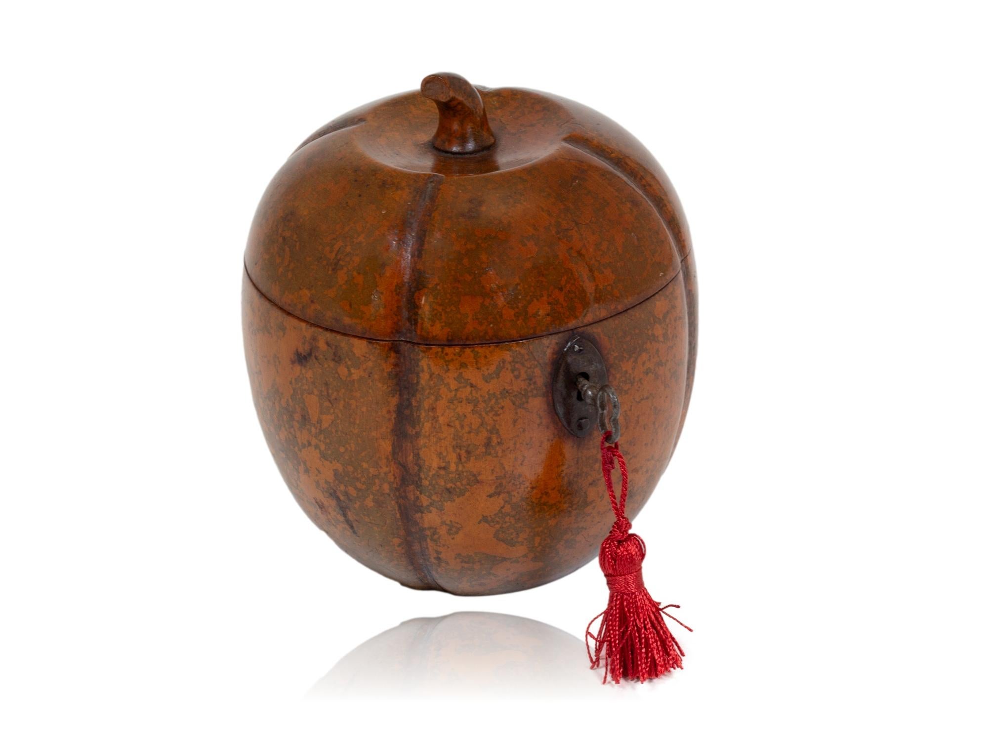 SPEDIZIONE GRATUITA IN TUTTO IL MONDO 

Splendida patinatura screziata
Dalla nostra collezione di Tea Caddy, siamo lieti di offrirti questo bellissimo Tea Caddy con frutto di melone antico. Il Tea Caddy realizzato in sicomoro e di forma inedita,