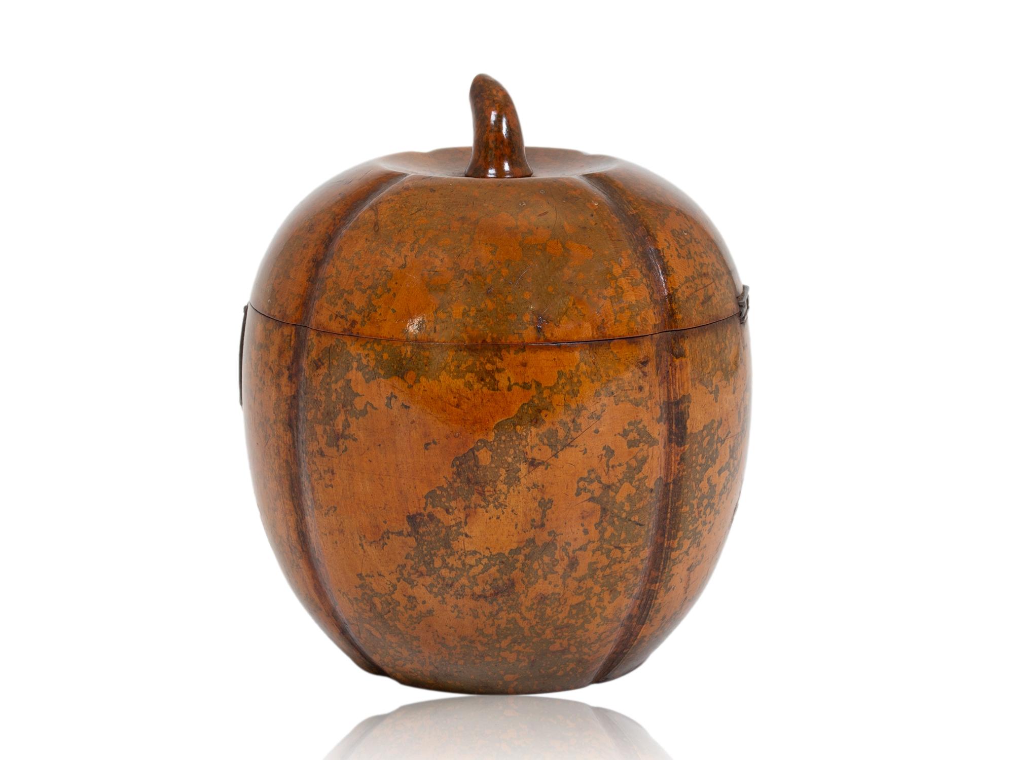 Intagliato a mano Antico porta tè Continental Melon Fruit in vendita