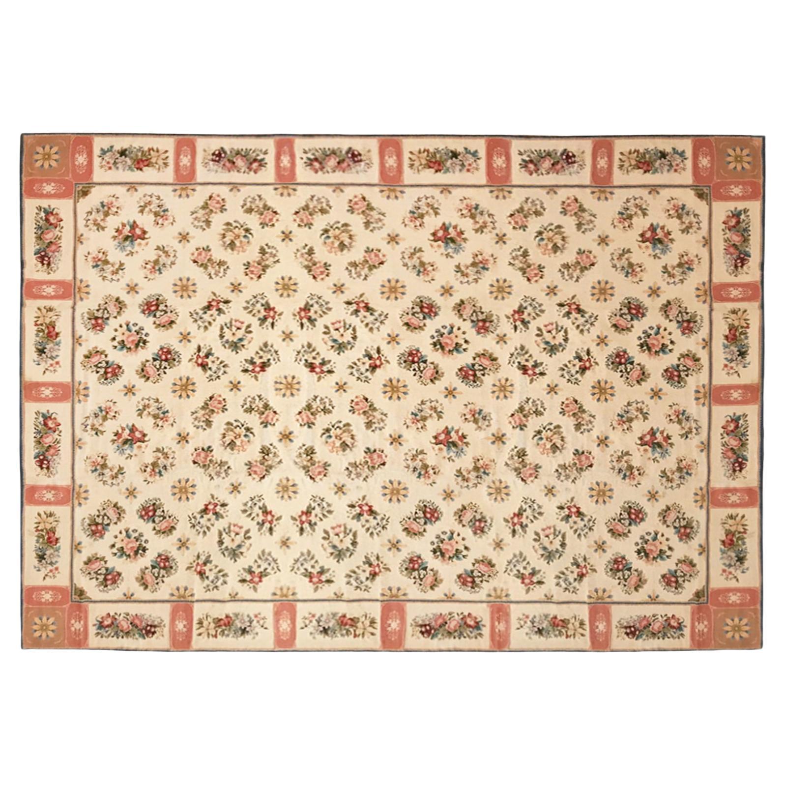 Tapis à l'aiguille continental ancien, grand format, avec motifs répétitifs en vente