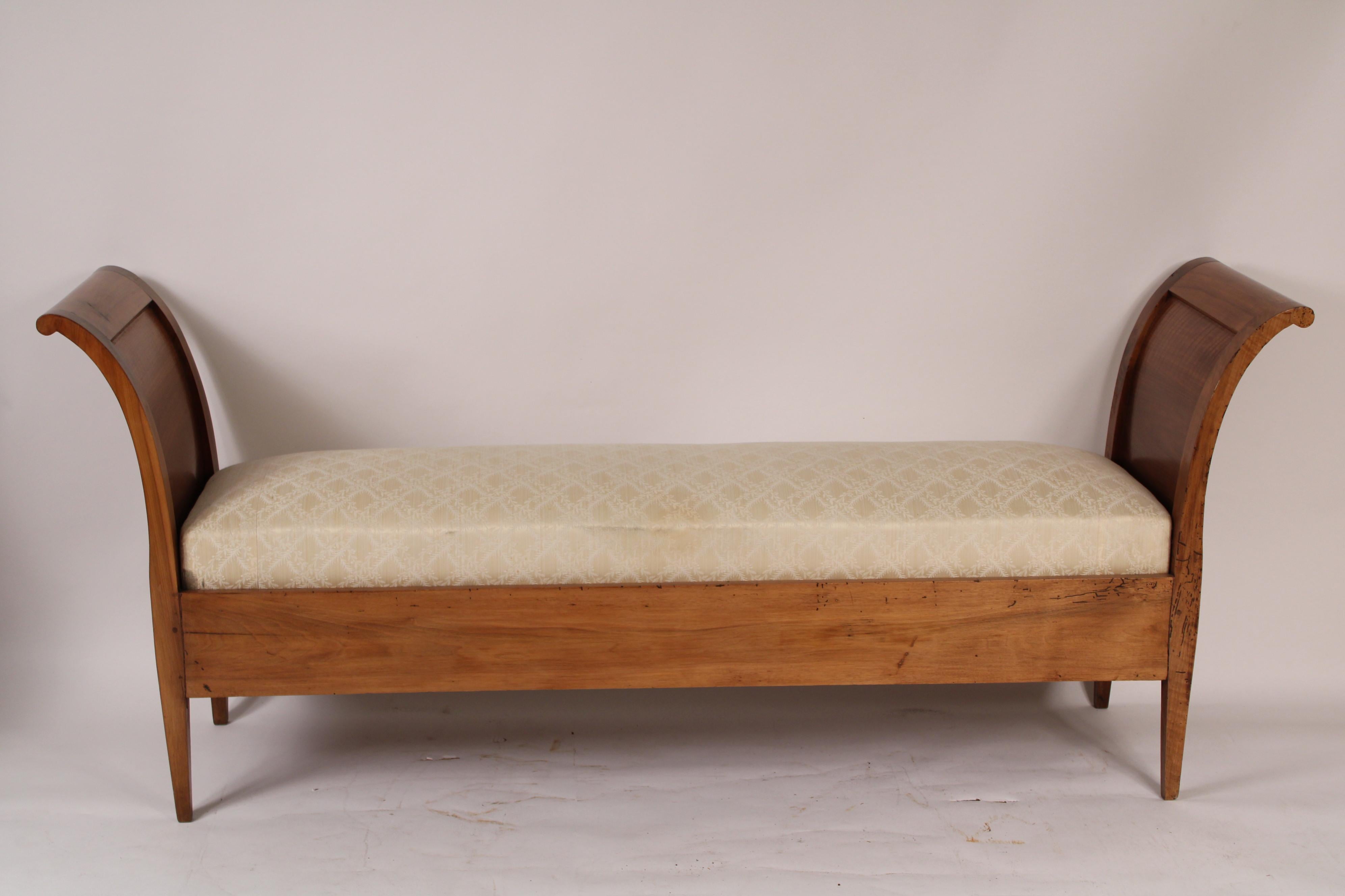 Antique Continental birch daybed / window seat, 19th century. With mortise tenon and peg 
joinery.