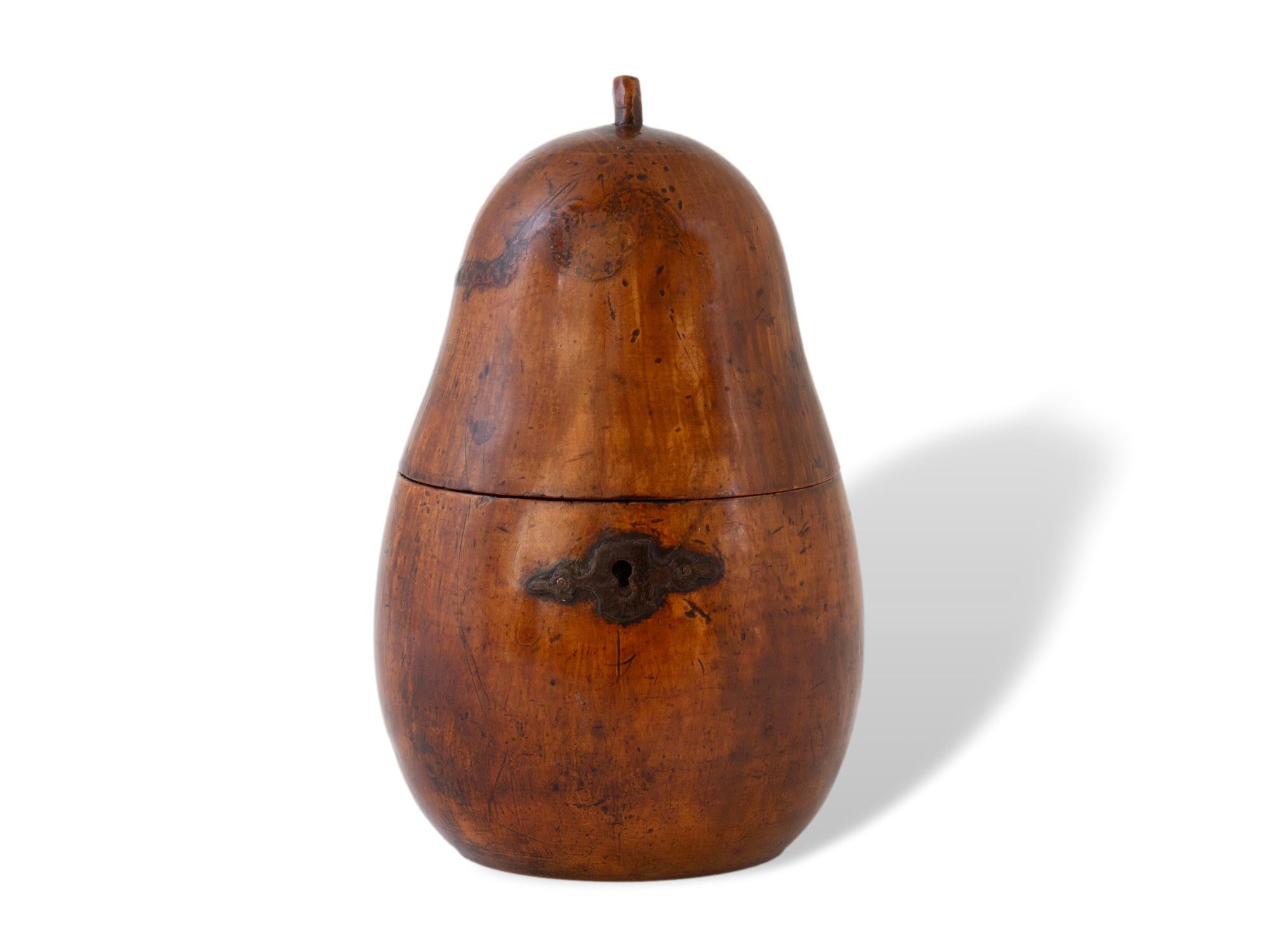 Intagliato a mano Antico porta tè Continentale con frutta a pera Circa 1800 in vendita