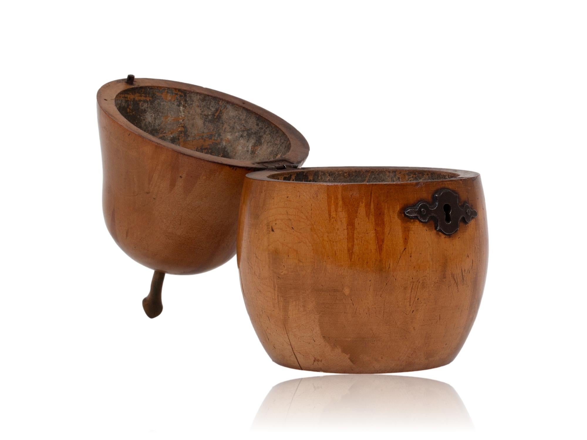 Caja de Té de Frutas de Pera Continental Antigua en venta 2