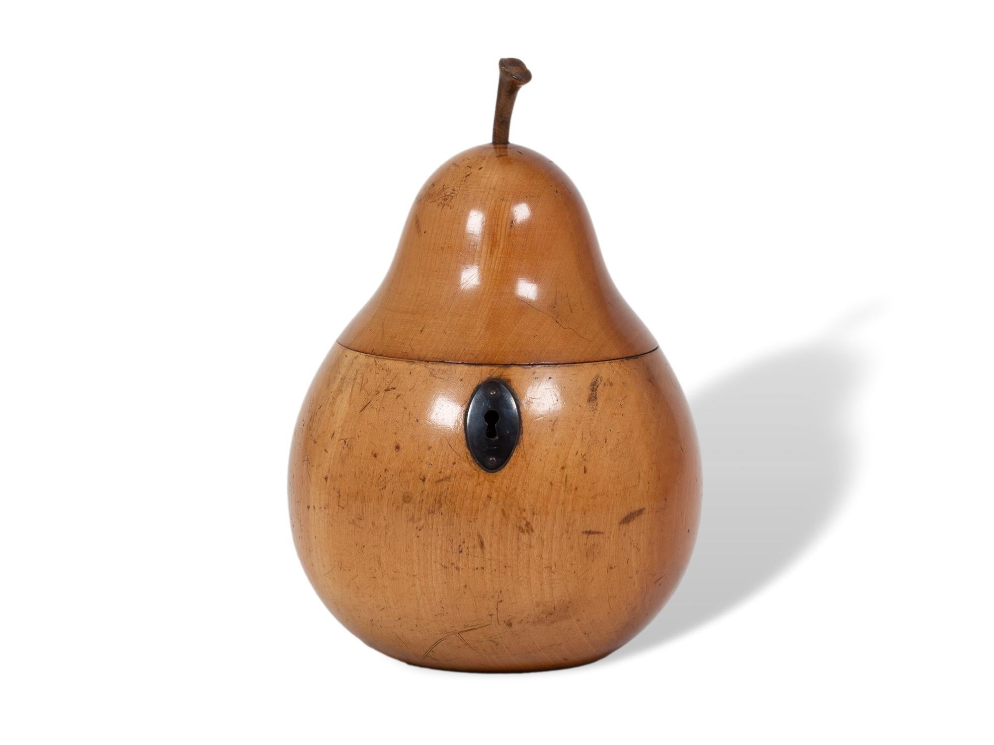 Novedosa cesta de frutas
De nuestra colección de Cajas de Té, tenemos el placer de ofrecerte esta novedosa Caja de Té de Frutas de Pera Continental. La caja para el té está torneada en sicomoro y tiene forma de pera natural, con cuerpo globular y