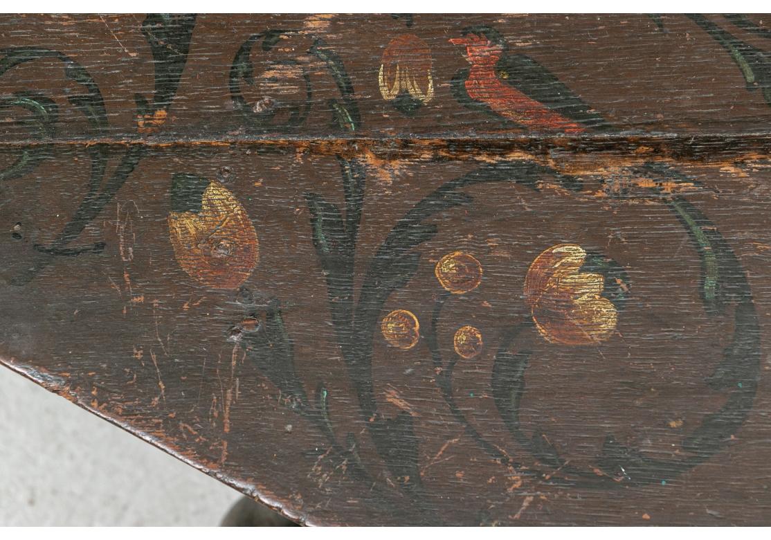 Ancienne table de taverne octogonale à plateau basculant décorée de peinture continentale, datée de 1706 en vente 4