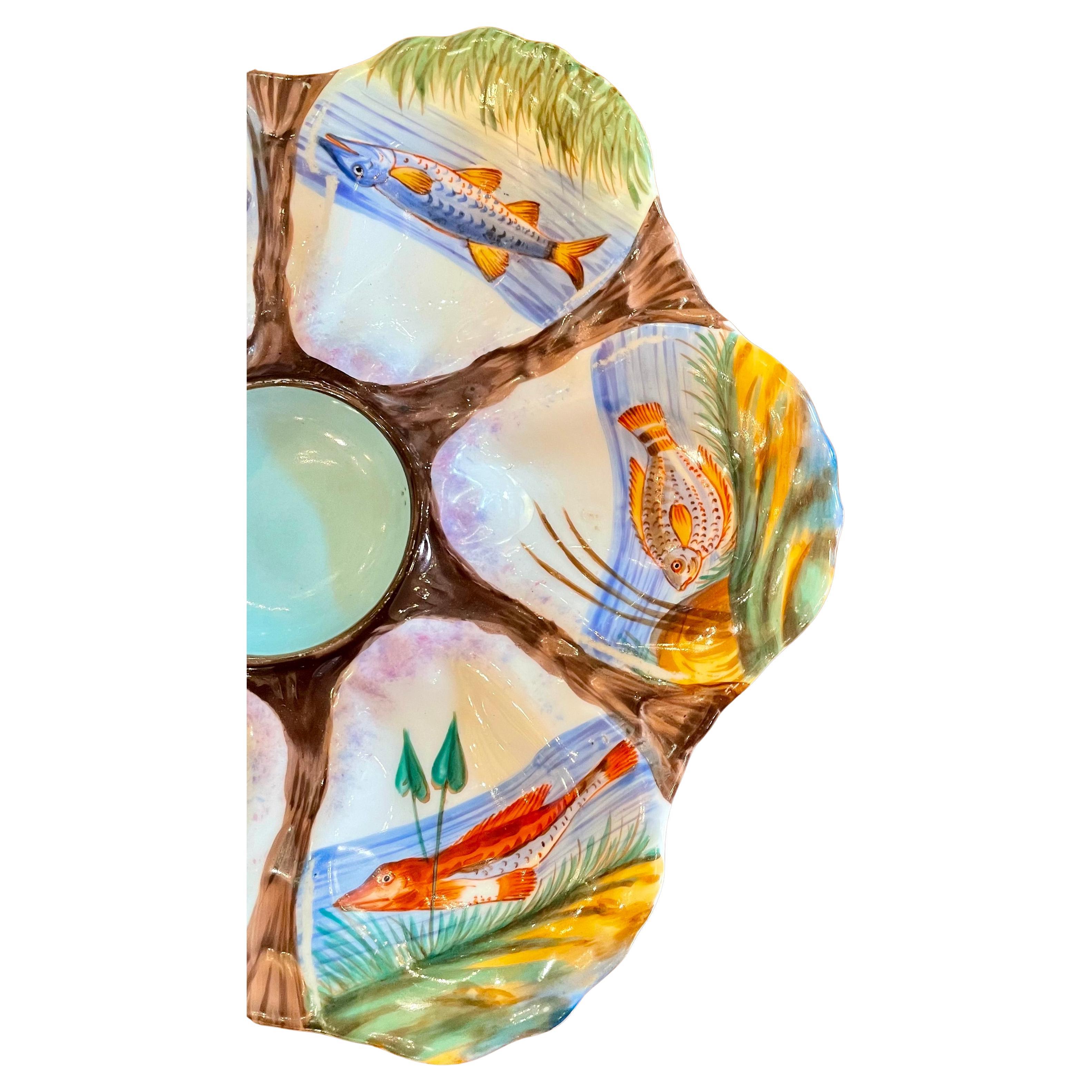 Plato antiguo de porcelana continental en forma de ostra con colorido pintado a mano 
vida marina, hacia 1890.  
Colores vibrantes de azul, verde, rojo, naranja, rosa y ámbar. 