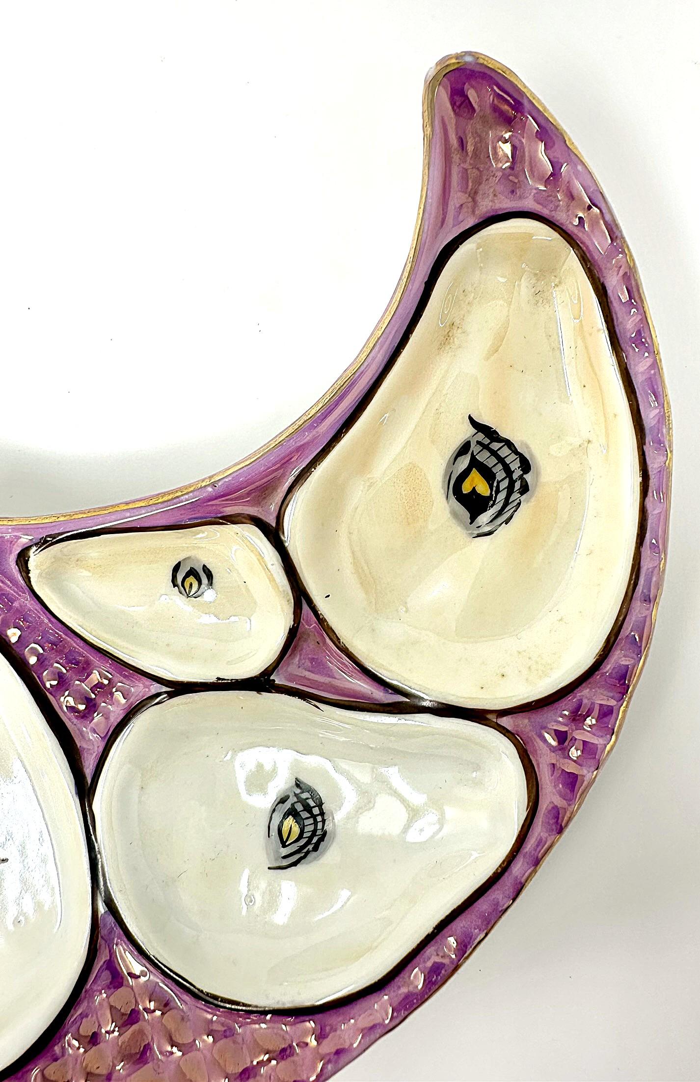 Ancienne assiette à huîtres en porcelaine continentale rose et or en forme de croissant, vers 1890 1890 Bon état - En vente à New Orleans, LA
