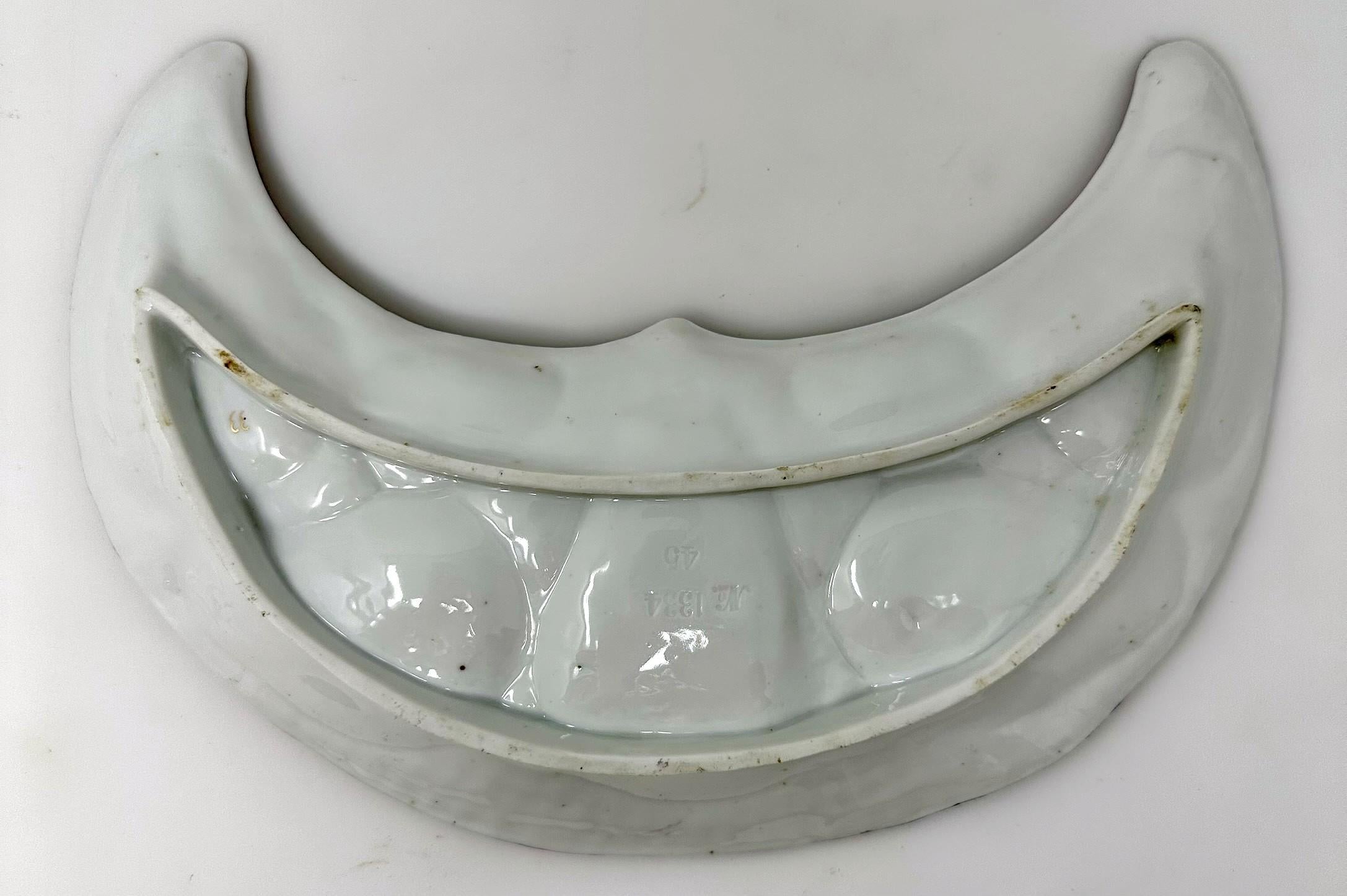 XIXe siècle Ancienne assiette à huîtres en porcelaine continentale rose et or en forme de croissant, vers 1890 1890 en vente