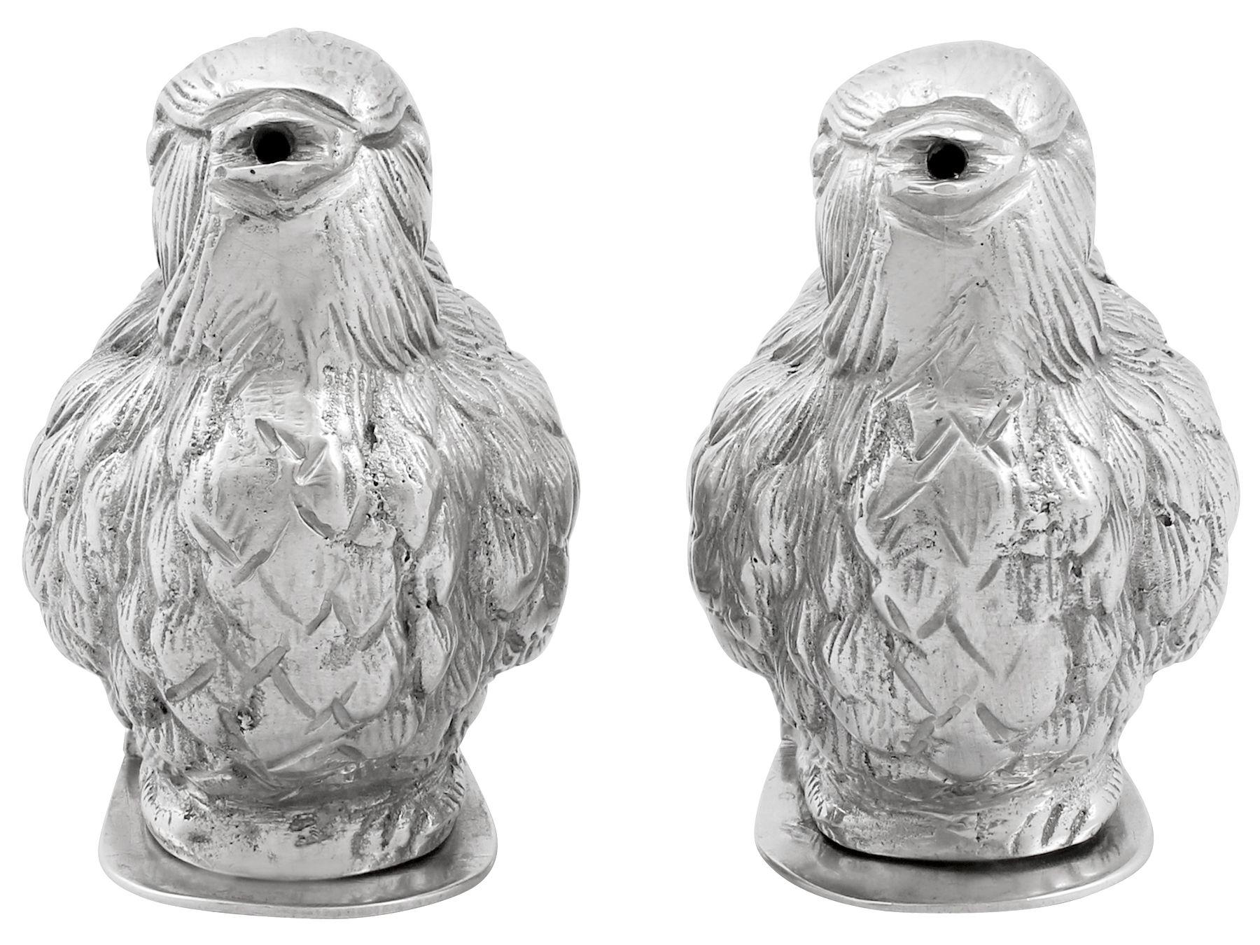 Ein außergewöhnliches, feines und beeindruckendes Paar antiker europäischer Silberpfeffer aus den 1920er Jahren; eine Ergänzung zu unserer Sammlung von Silberkännchen und -kondomen

Diese außergewöhnlichen, antiken, viktorianischen englischen