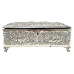 Boîte à bijoux continentale ancienne en argent repoussé, vers 1875-1895.