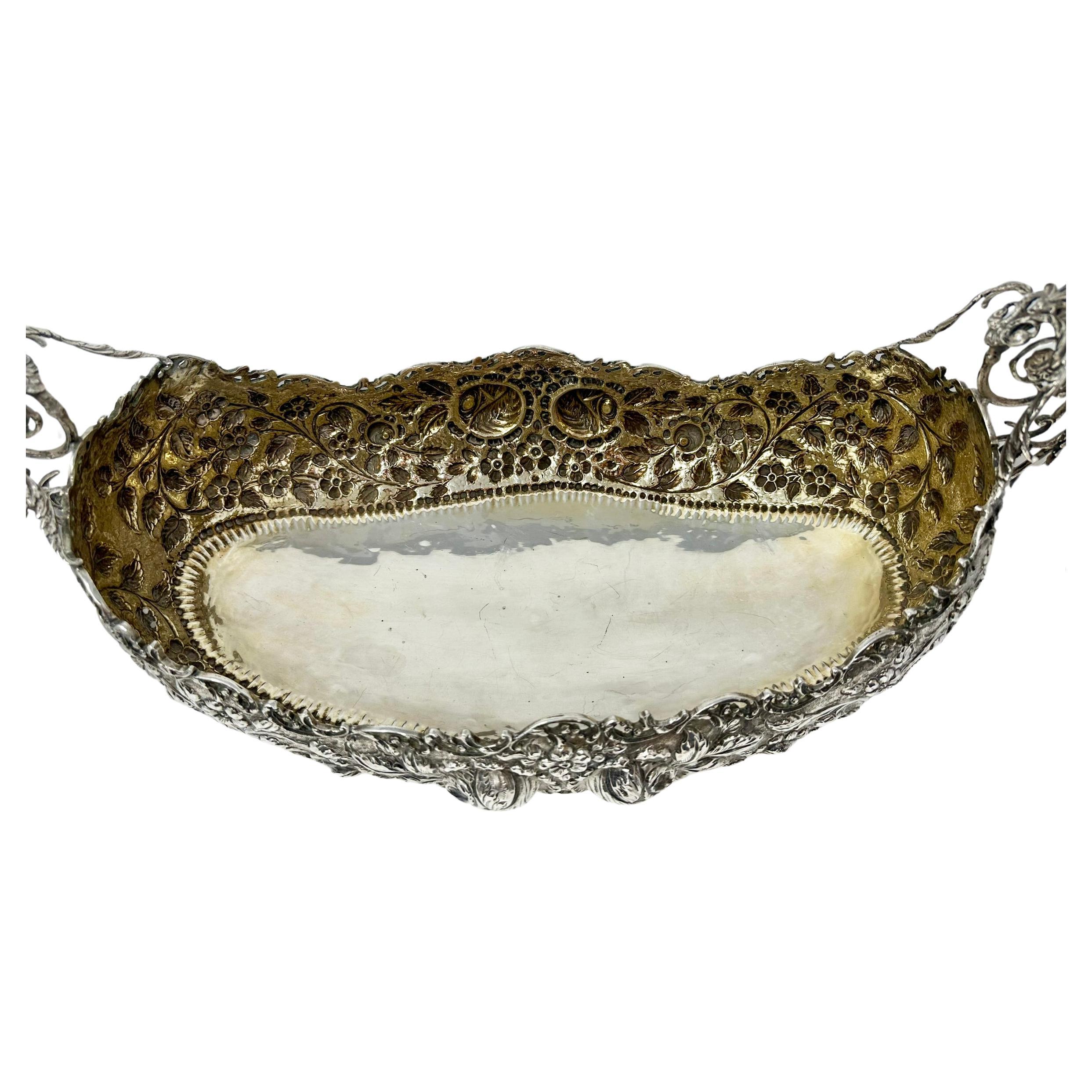 Argent sterling Centre de table ancien en argent sterling repoussé, Circa 1890. en vente