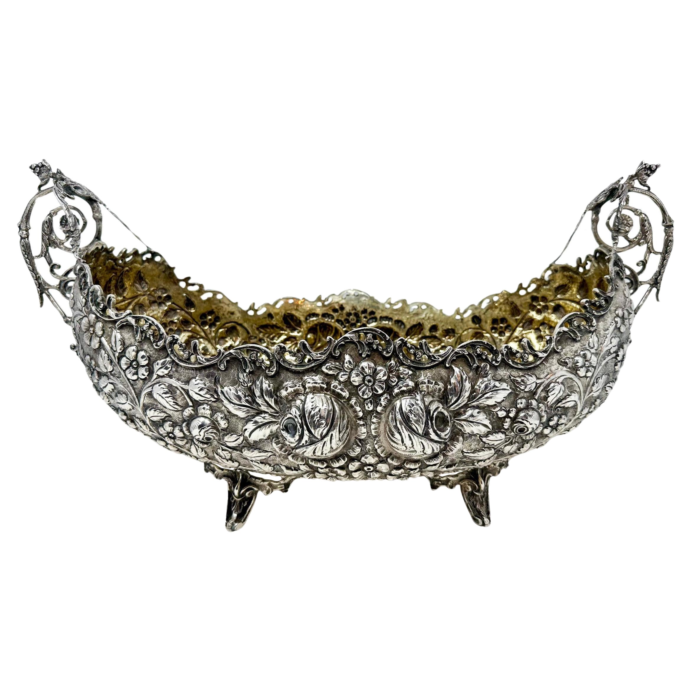 Antico centrotavola continentale in argento repoussé, circa 1890.