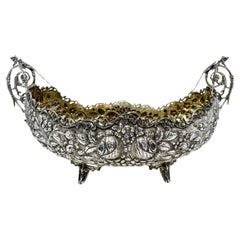 Antico centrotavola continentale in argento repoussé, circa 1890.