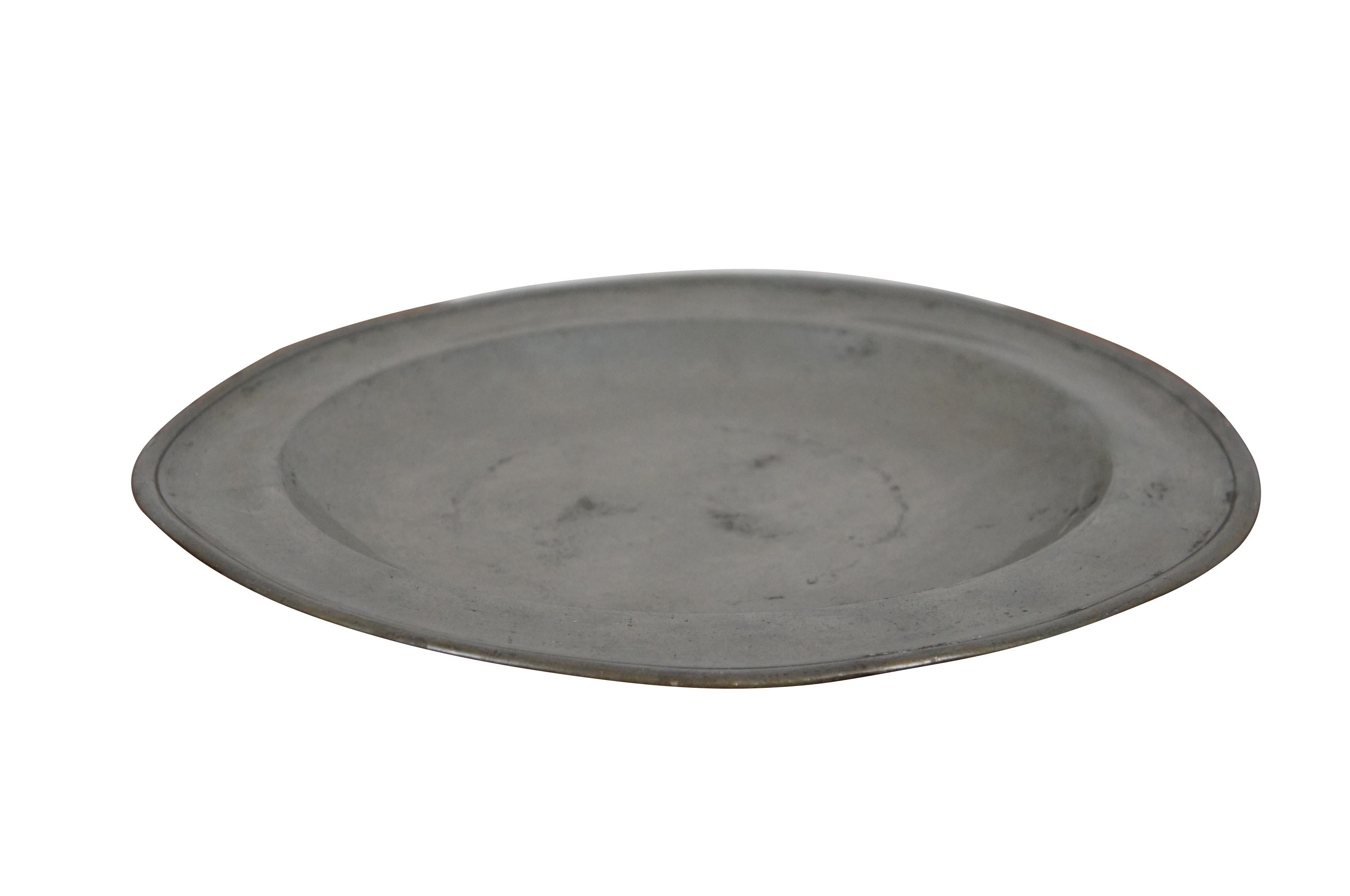 XVIIIe siècle Assiette de présentation continentale ancienne Thomas & Townsend Compton London en étain de 15 pouces en vente