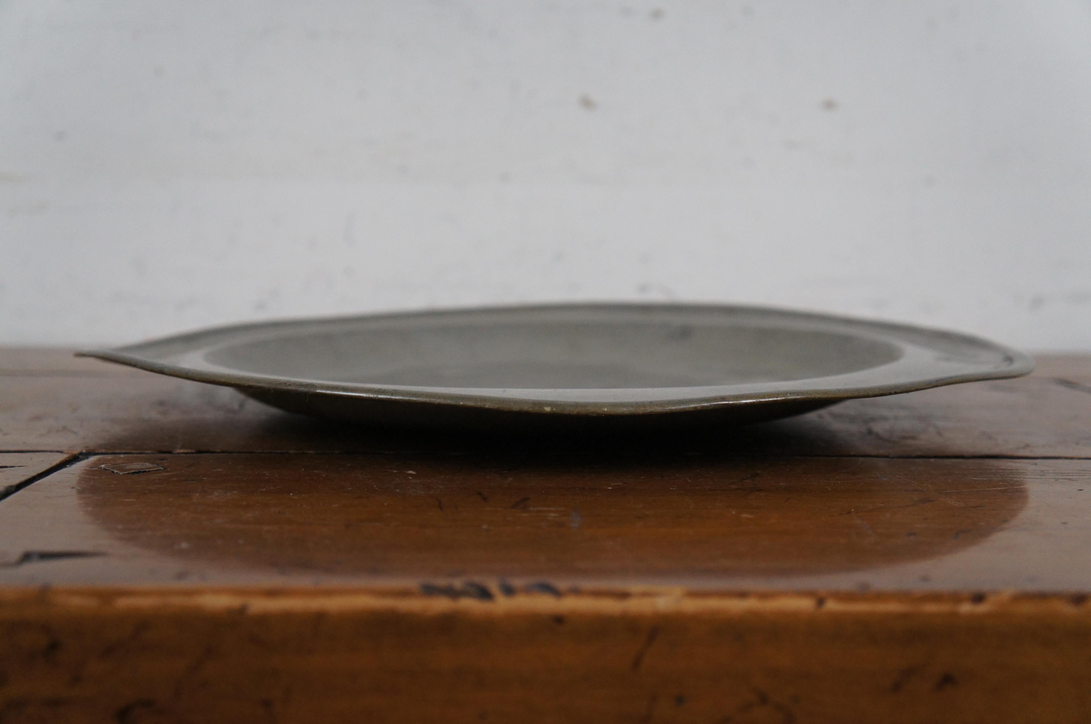 Assiette de présentation continentale ancienne Thomas & Townsend Compton London en étain de 15 pouces en vente 2