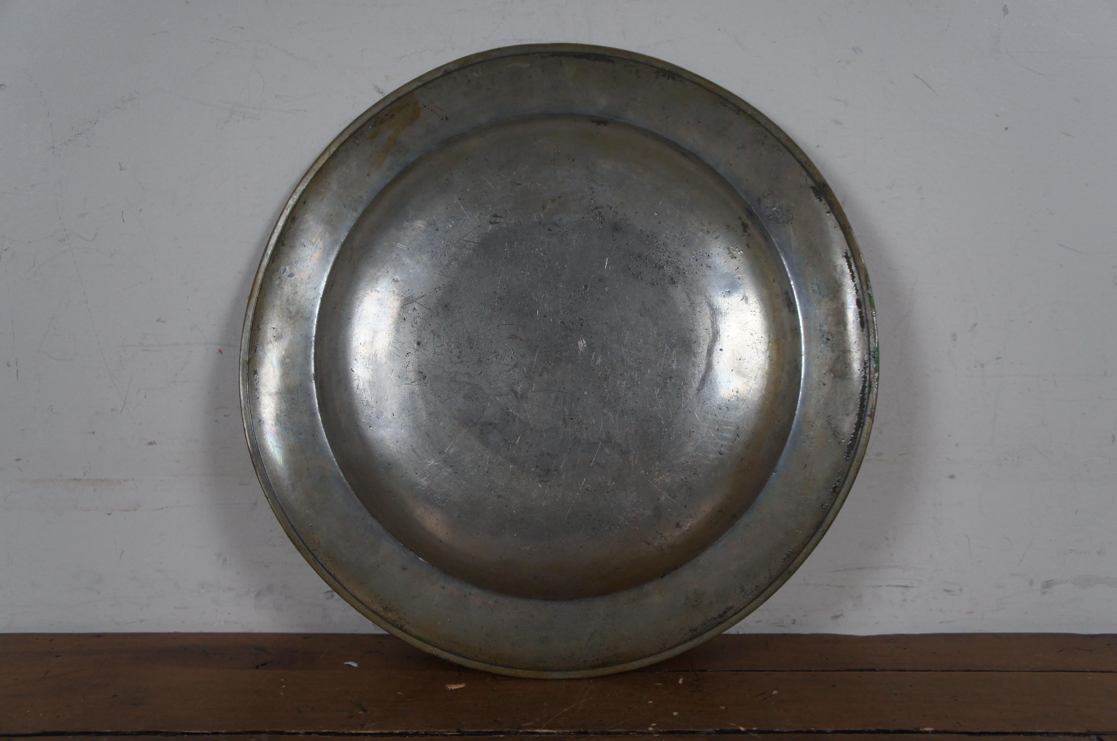 Assiette de présentation continentale ancienne Thomas & Townsend Compton London en étain de 15 pouces en vente 3