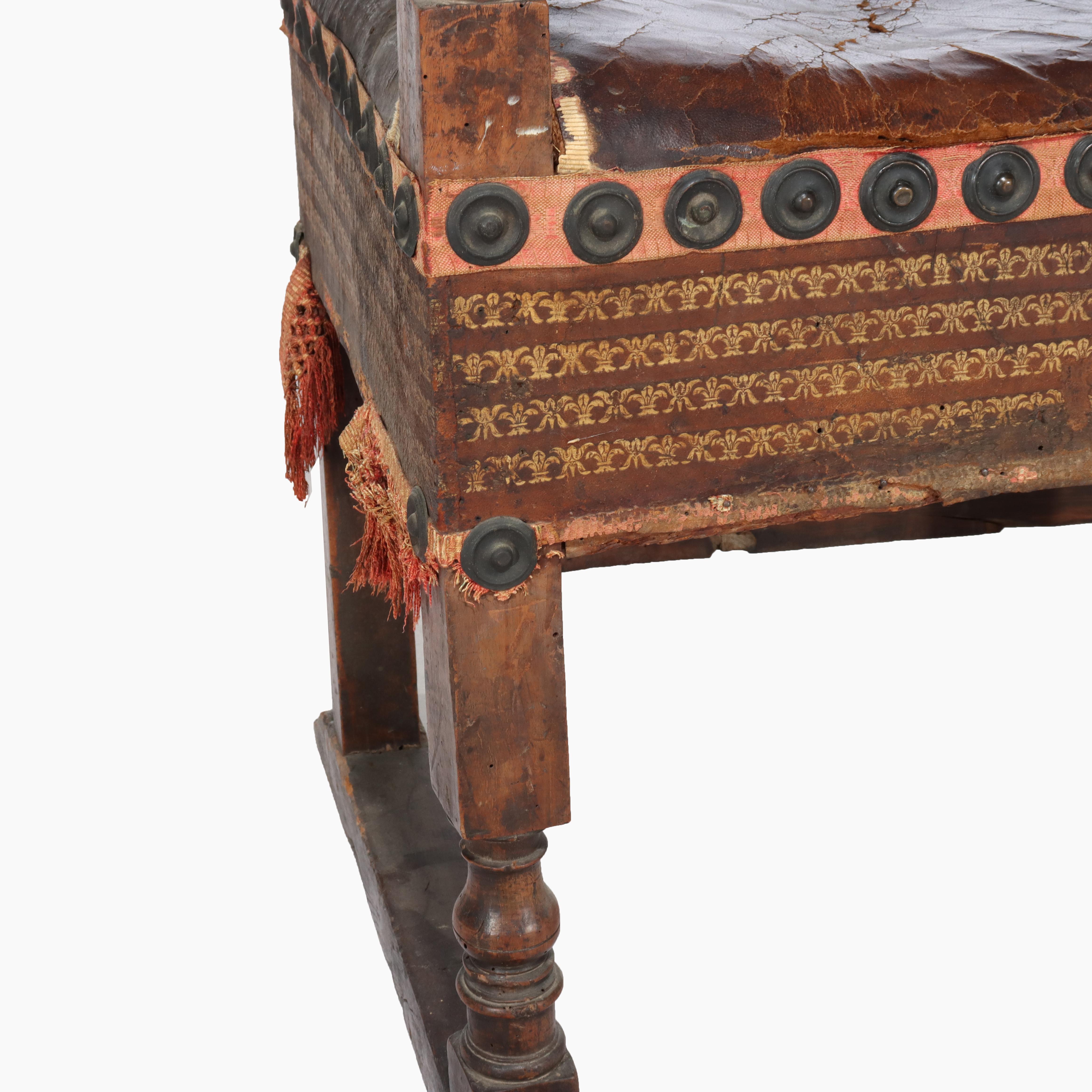 Antique Continental Walnut & Leather Throne Chair with Gilt Highlights 17thC en Bueno estado para la venta en Big Flats, NY