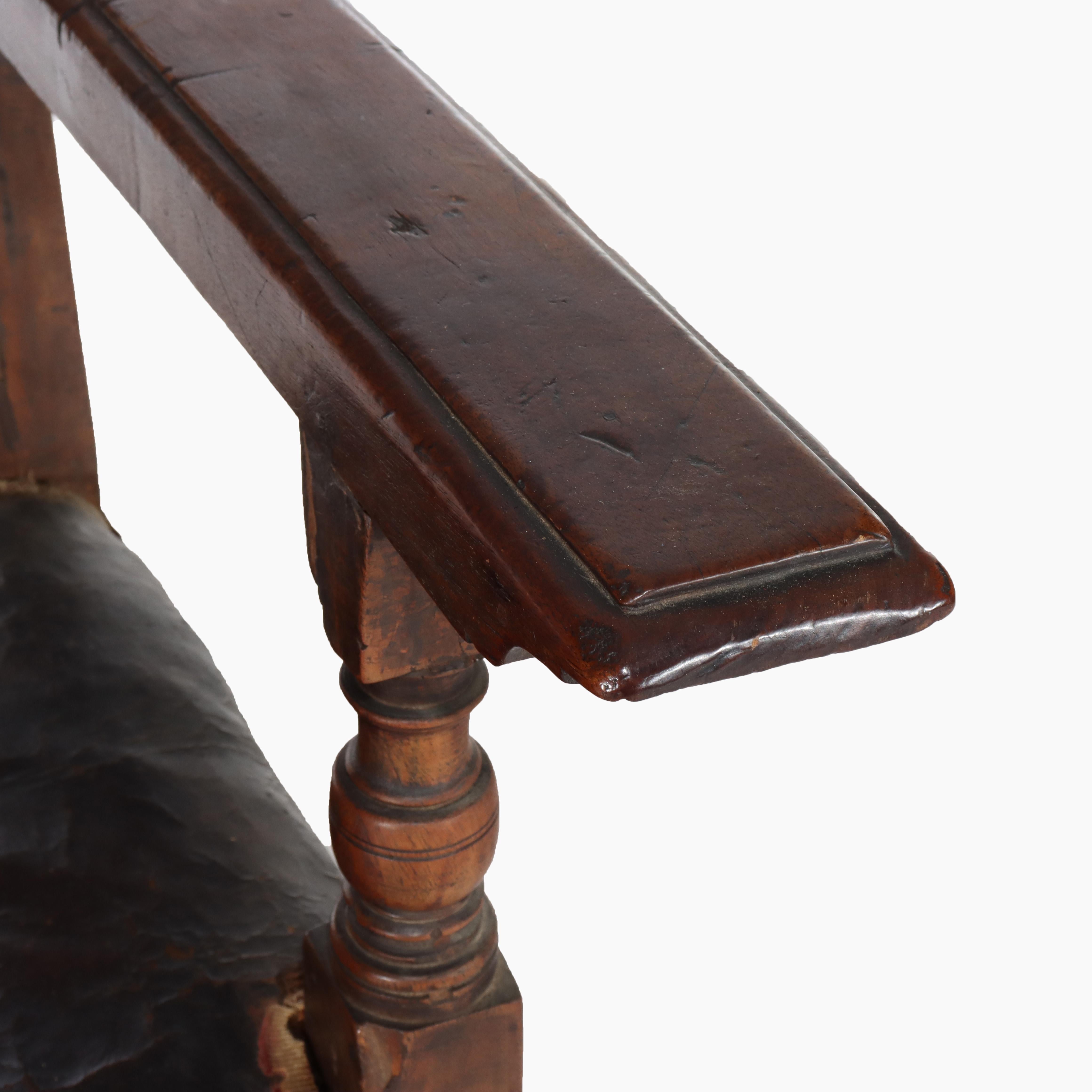 Antique Continental Walnut & Leather Throne Chair with Gilt Highlights 17thC Cuero en venta