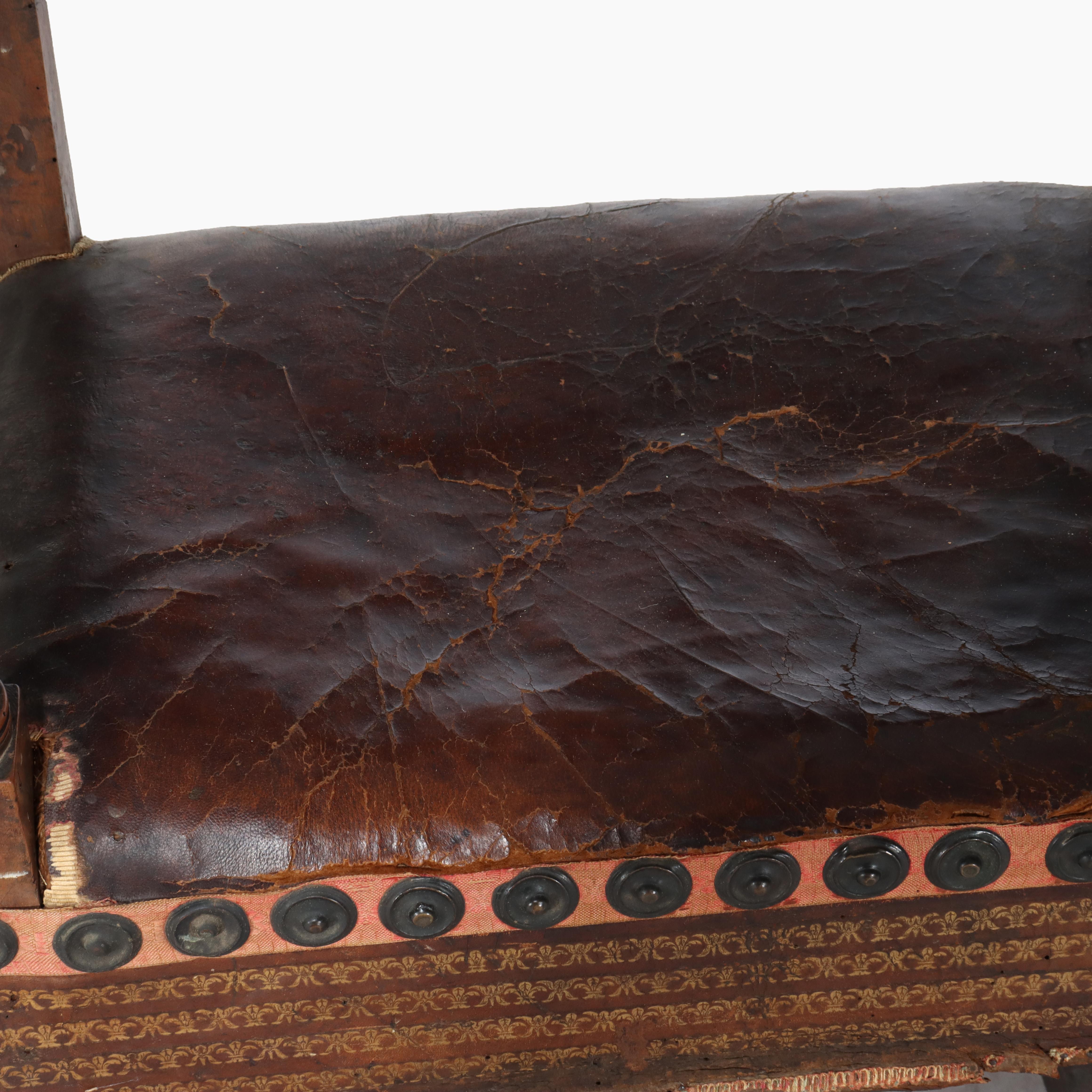 Antique Continental Walnut & Leather Throne Chair with Gilt Highlights 17thC en venta 1