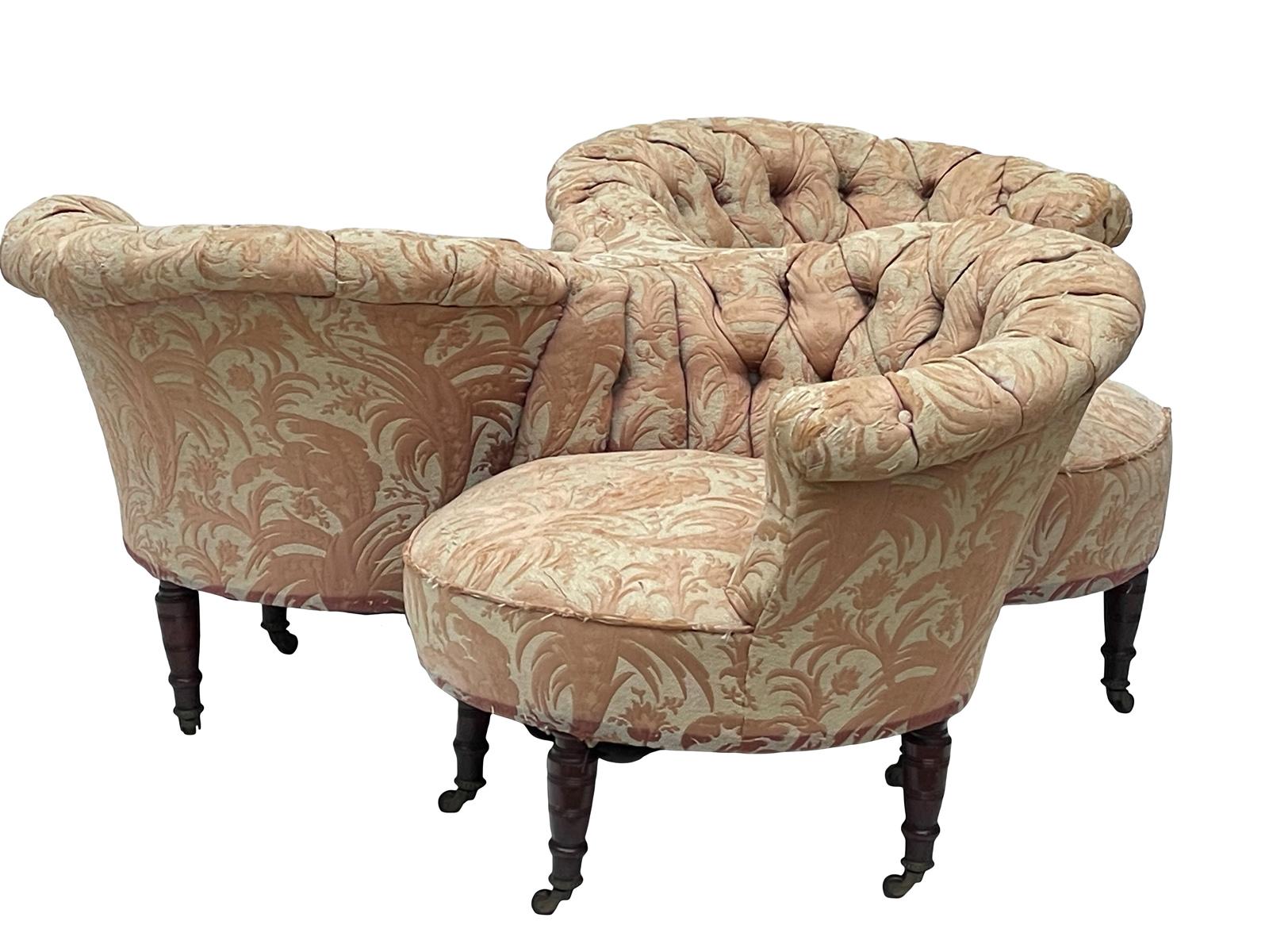 Antiker viktorianischer Gesprächsstuhl für 3 Personen, kleines Sofa mit geschnitzten Beinen  (Viktorianisch) im Angebot
