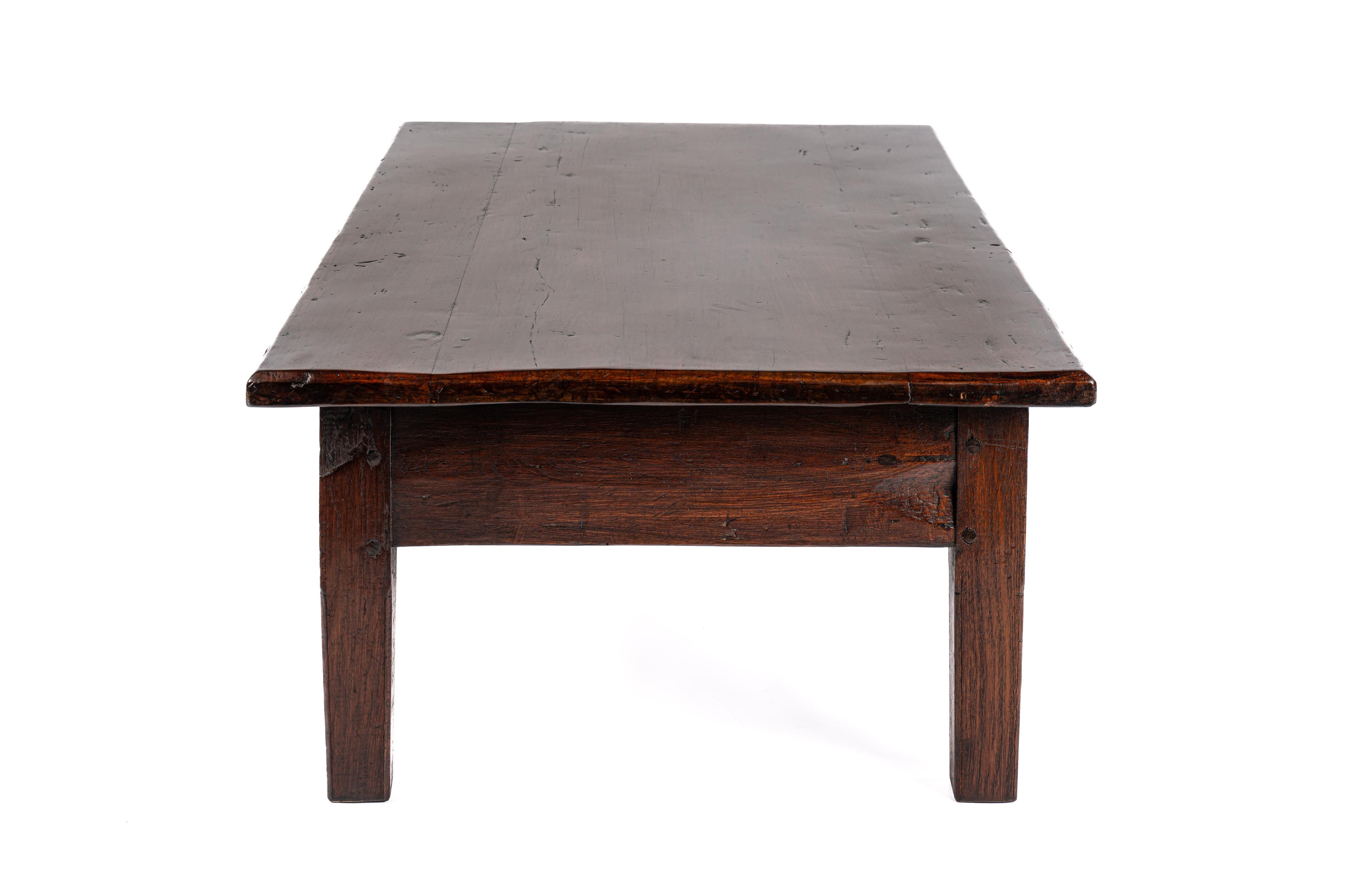 Indonésien Antiquité convertie 19ème siècle Dutch Colonial Teck Warm Brown Table à café en vente
