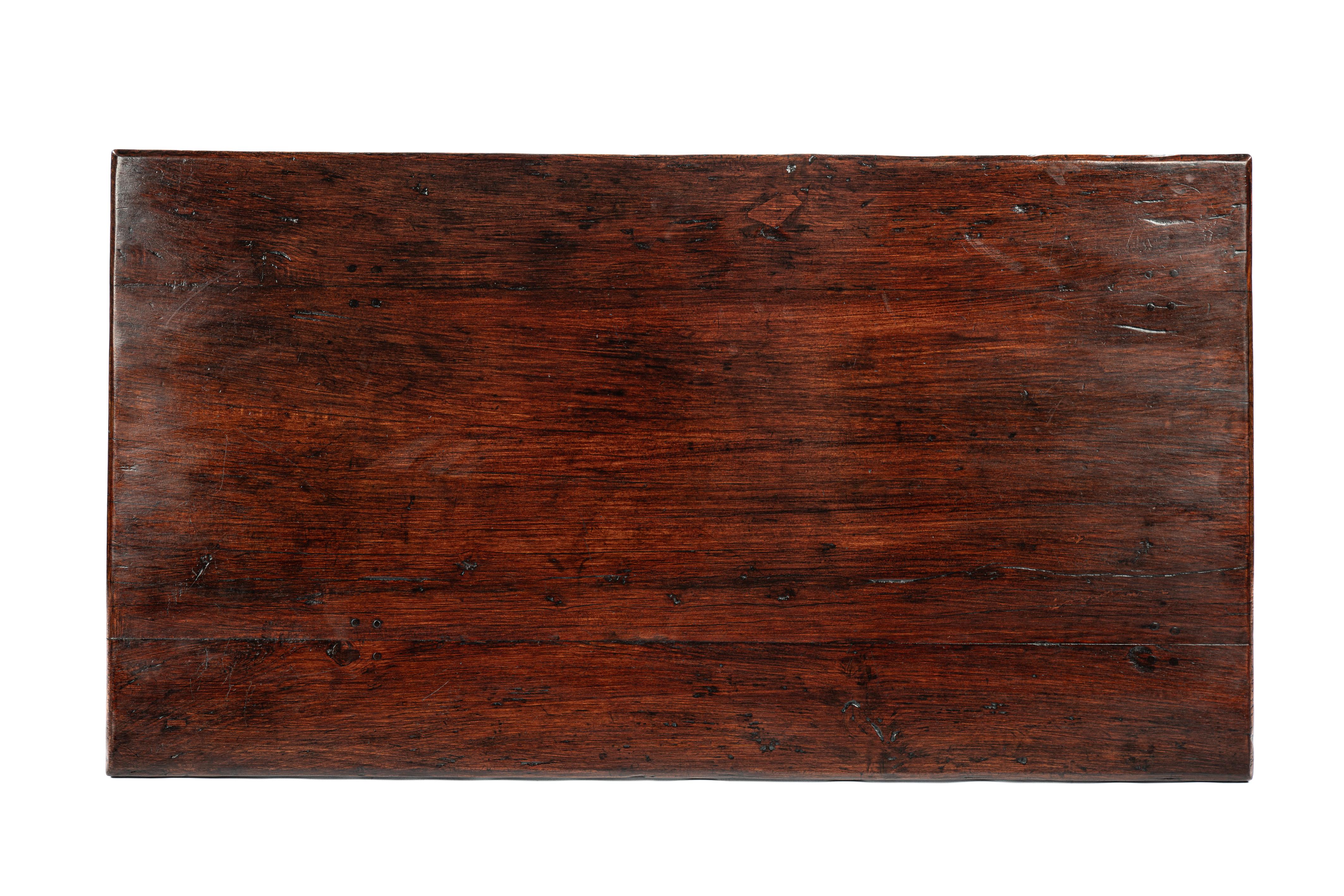 XIXe siècle Antiquité convertie 19ème siècle Dutch Colonial Teck Warm Brown Table à café en vente