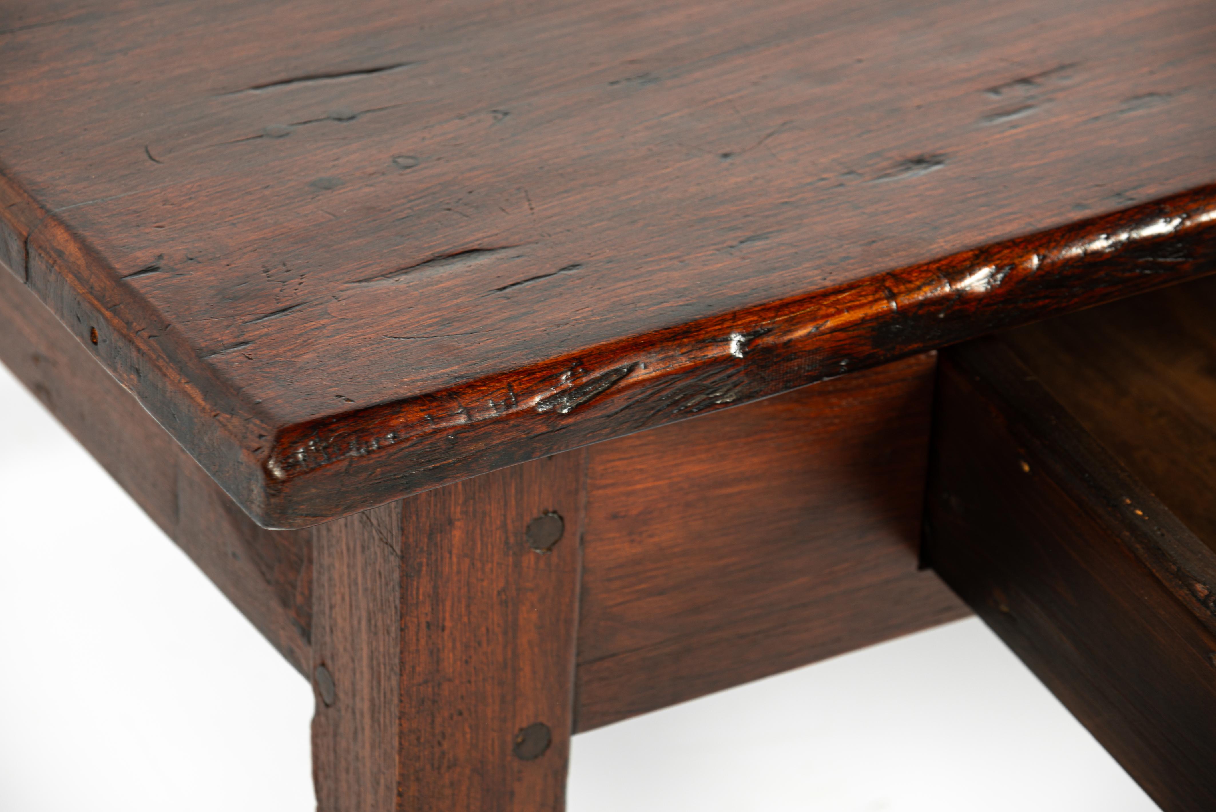 Antiquité convertie 19ème siècle Dutch Colonial Teck Warm Brown Table à café en vente 3