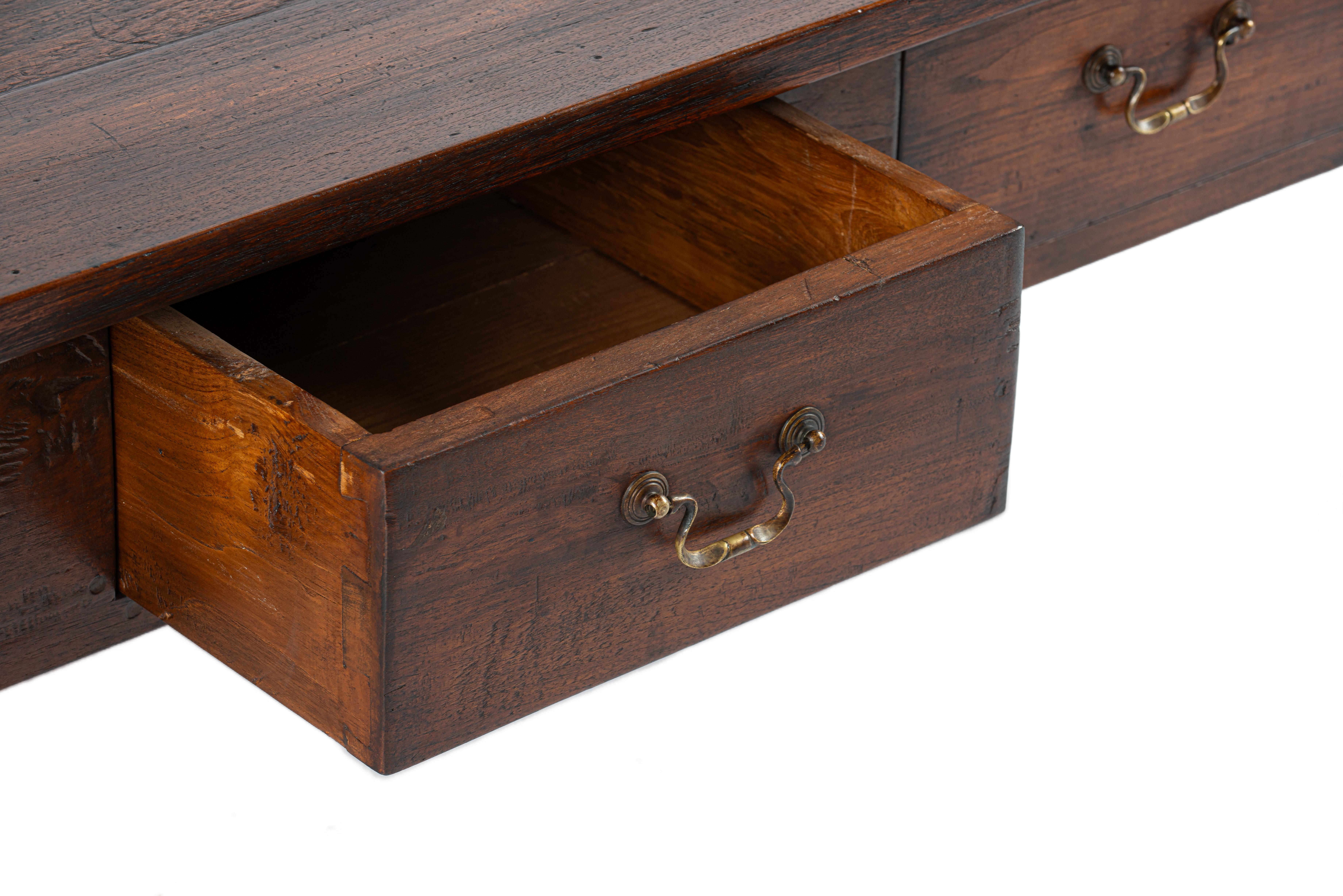 Antiquité convertie 19ème siècle Dutch Colonial Teck Warm Brown Large Coffee Table en vente 3