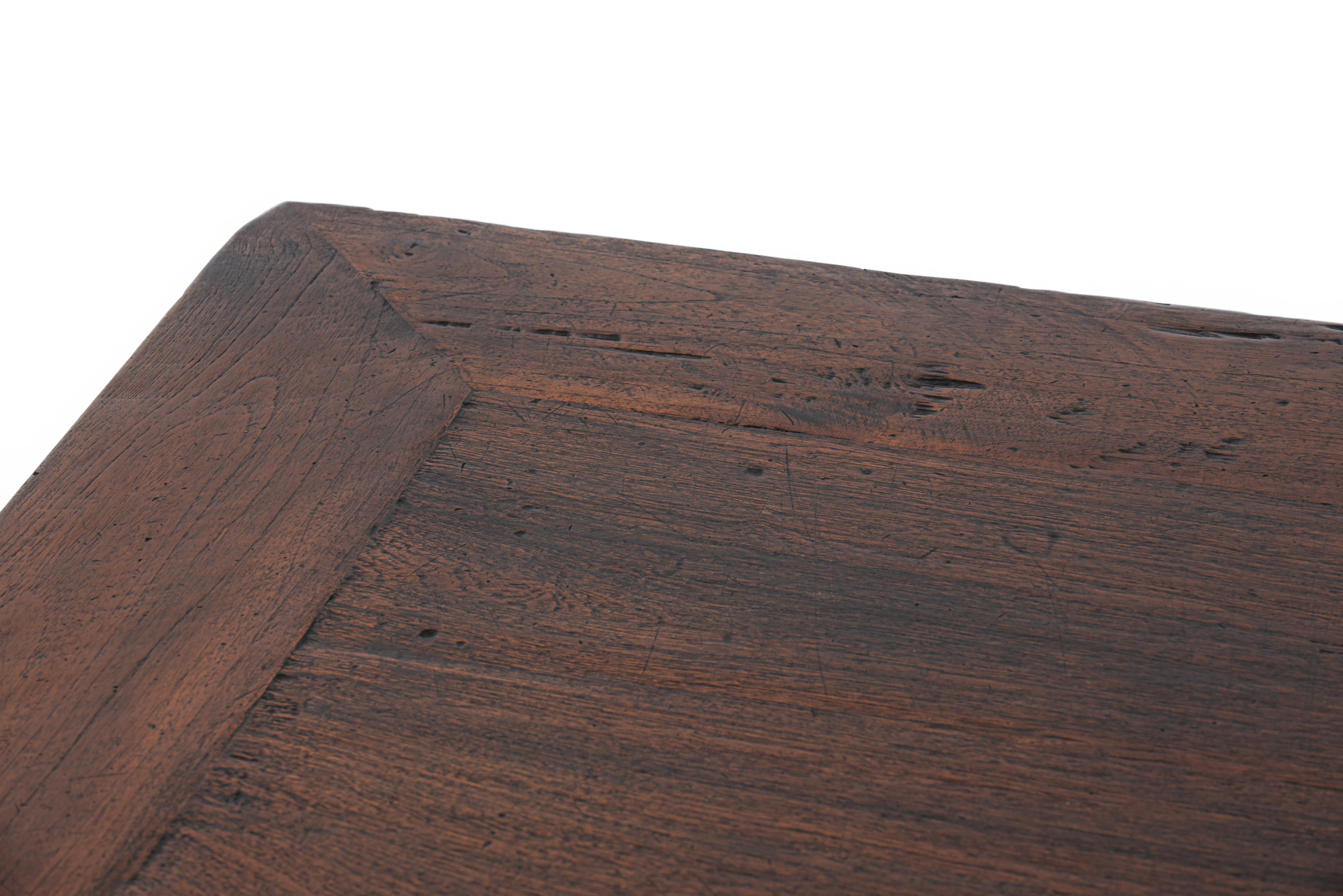 Antiquité convertie 19ème siècle Dutch Colonial Teck Warm Brown Large Coffee Table en vente 6
