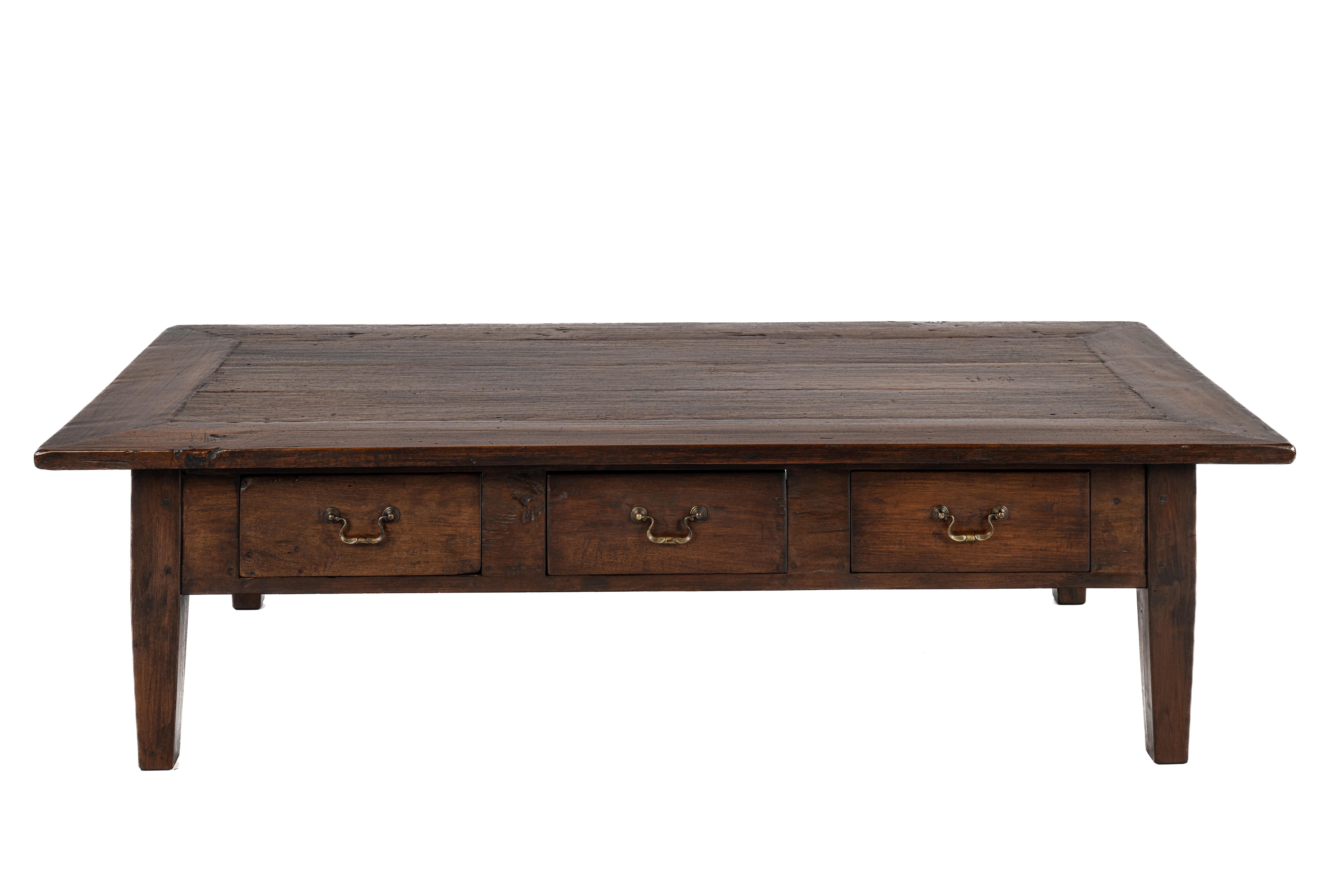 Cette grande table a été fabriquée au milieu du XIXe siècle, vers 1845, sur l'île de Java, dans ce qui était alors les Indes orientales néerlandaises, aujourd'hui connues sous le nom d'Indonésie. La table a été initialement conçue comme un établi