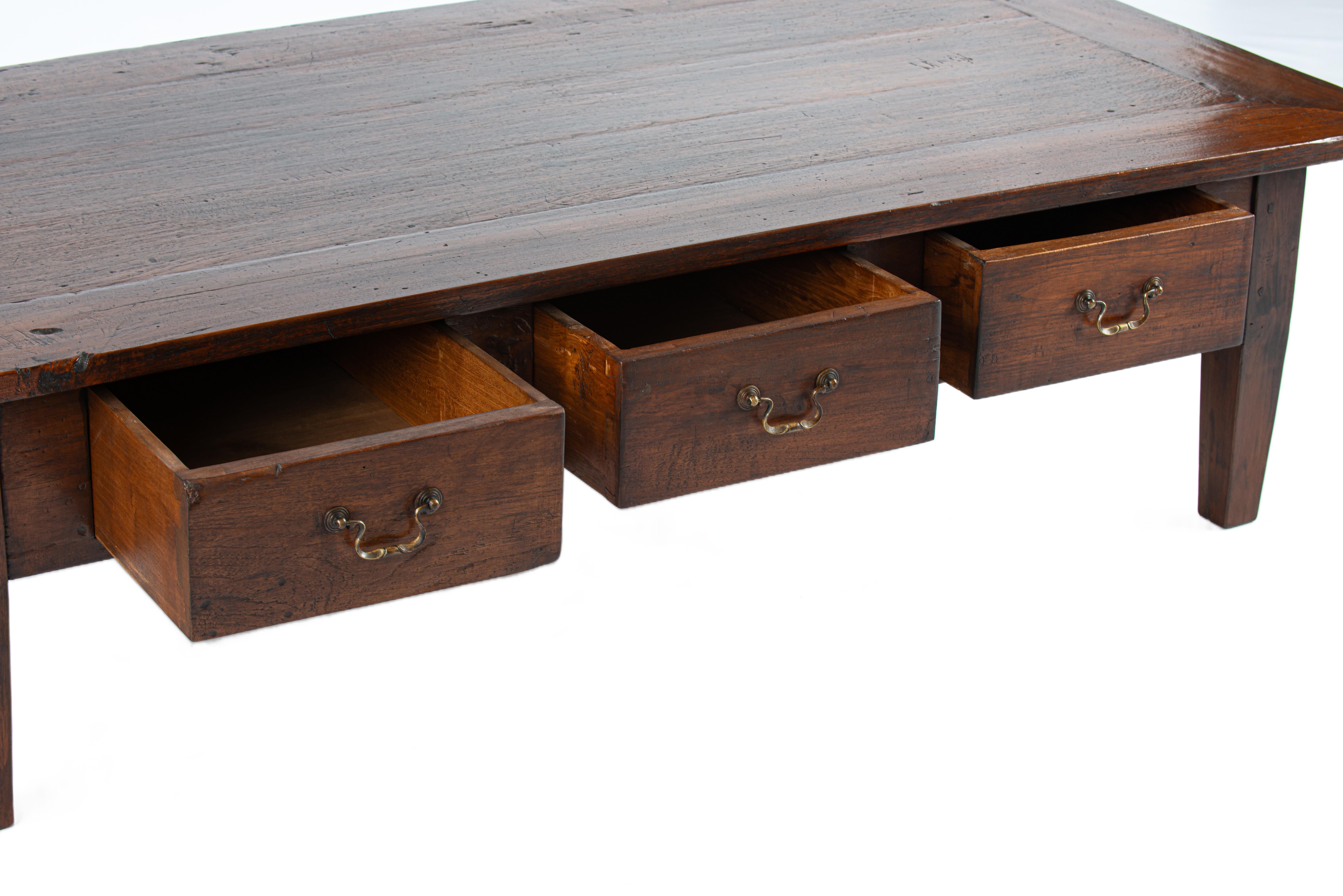 Antiquité convertie 19ème siècle Dutch Colonial Teck Warm Brown Large Coffee Table en vente 2