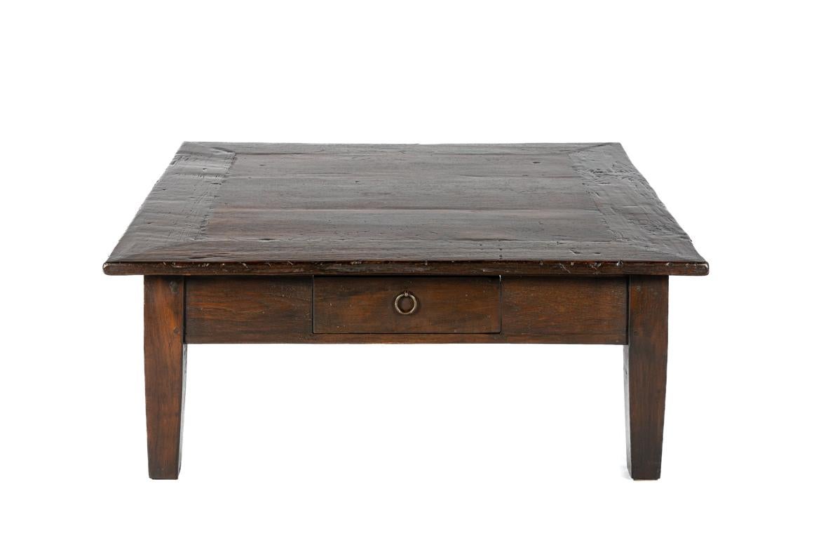 Questo tavolino unico e di grandi dimensioni è realizzato in teak massiccio e porta con sé una storia ricca e stratificata. Realizzato intorno al 1845 sull'isola di Giava - allora parte delle Indie Orientali Olandesi, oggi Indonesia - fu