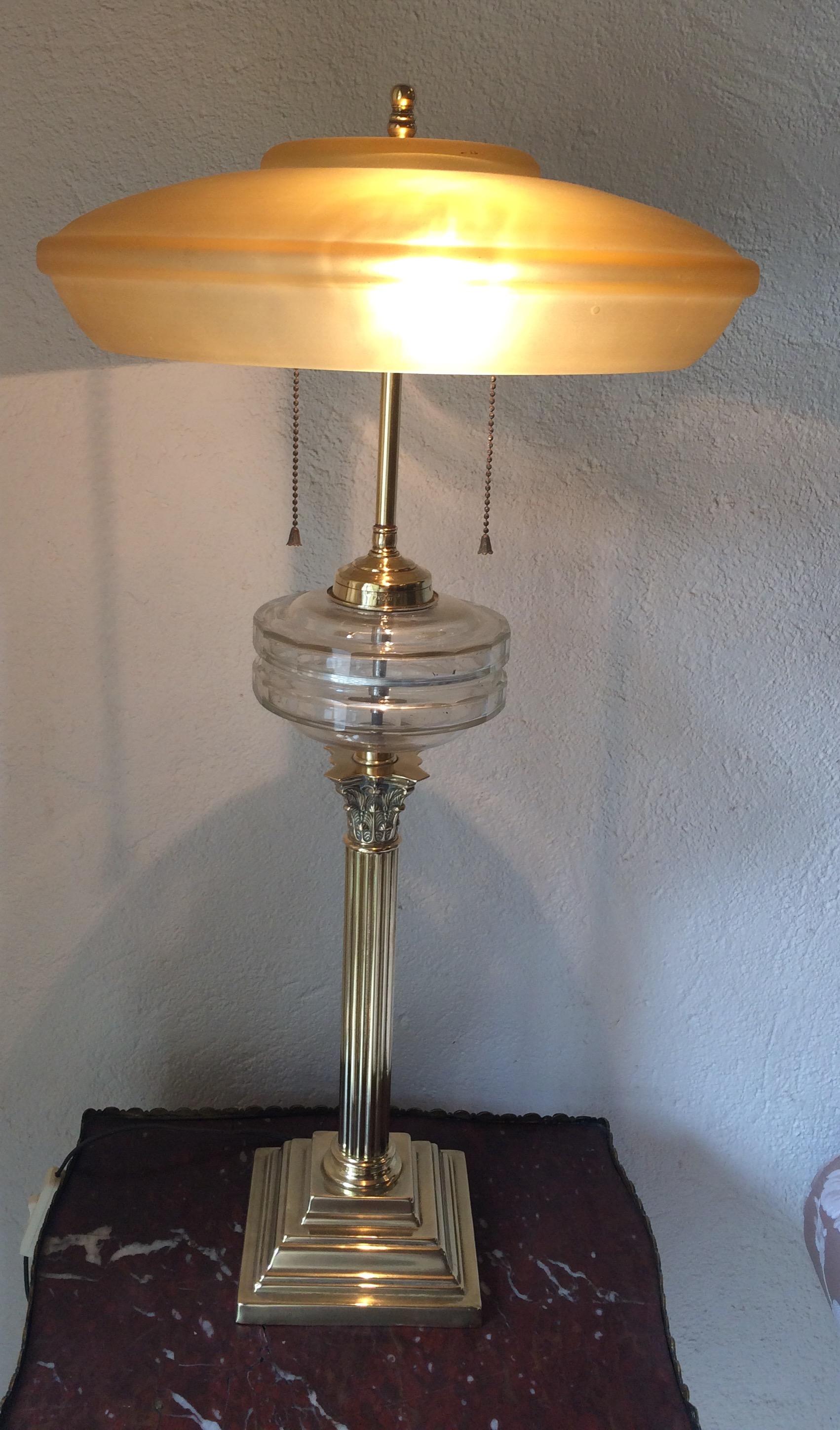 Lampe de table à colonne corinthienne en laiton et verre taillé, brevet Messenger, anciennement lampe à huile, aujourd'hui convertie à l'électricité, vers 1880. Conçu par Samuel S Messenger & Sons de Birmingham.

Cette lampe très décorative est en