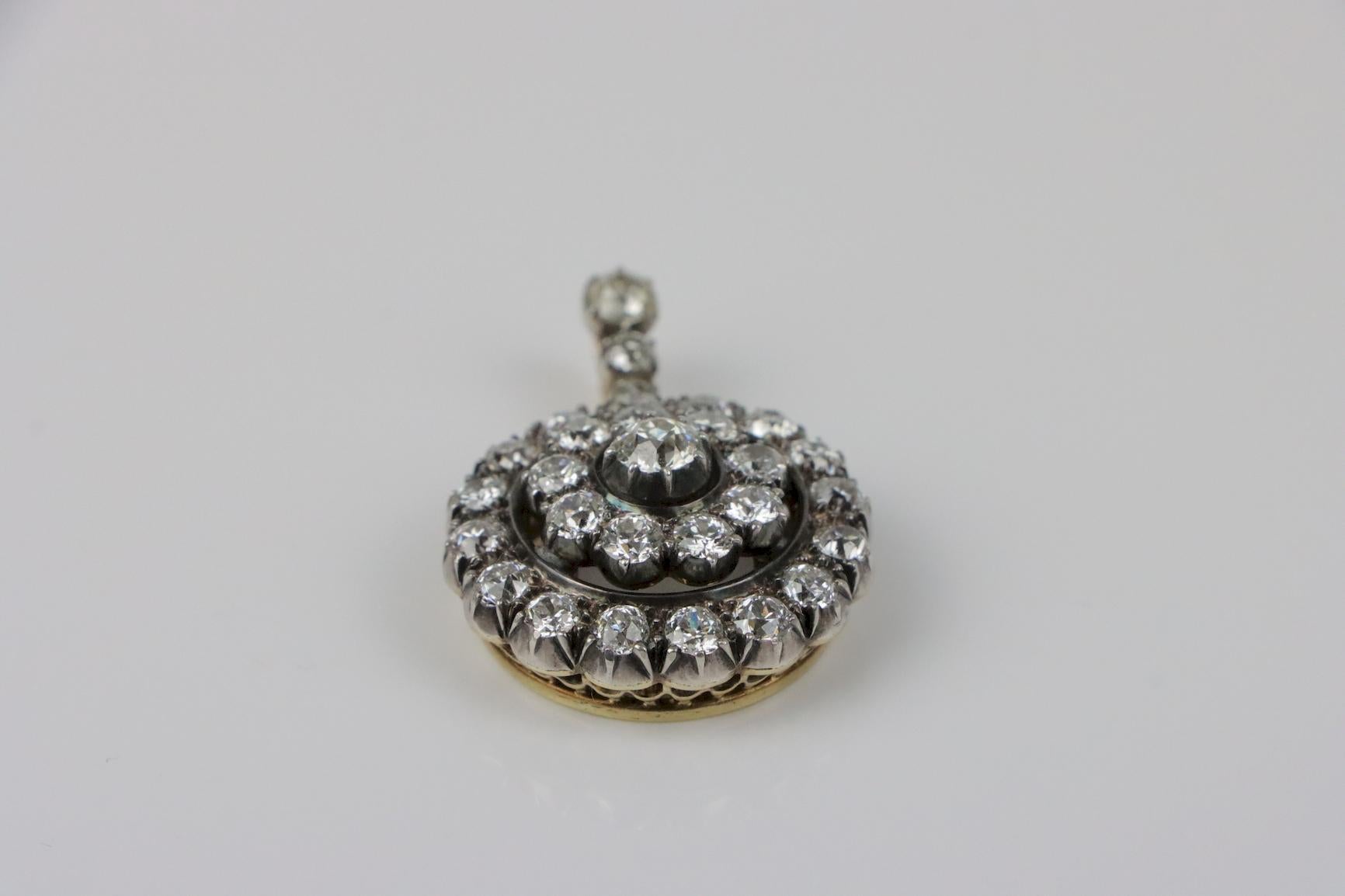 Broche pendentif ancienne convertible en platine avec diamants 4,70 carats Bon état - En vente à Flushing, NY