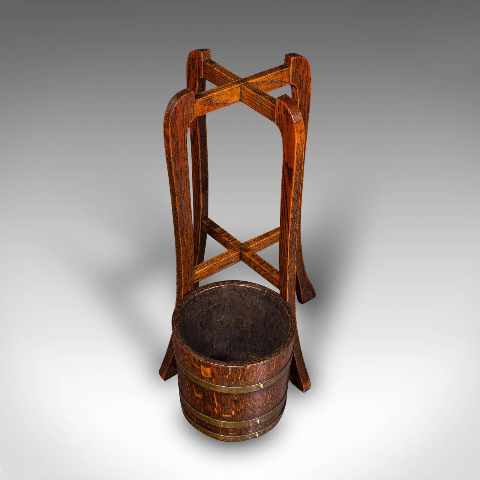 Unser Lagerbestand # 25002

Dies ist ein antiker Jardiniere-Ständer aus einem Fass. Ein englisches Pflanzgefäß aus Eiche und Messing aus der Edwardianischen Zeit, um 1910.

Dieser charmante Jardiniere-Ständer hat einen herrlichen Landhaus-Charme
Mit