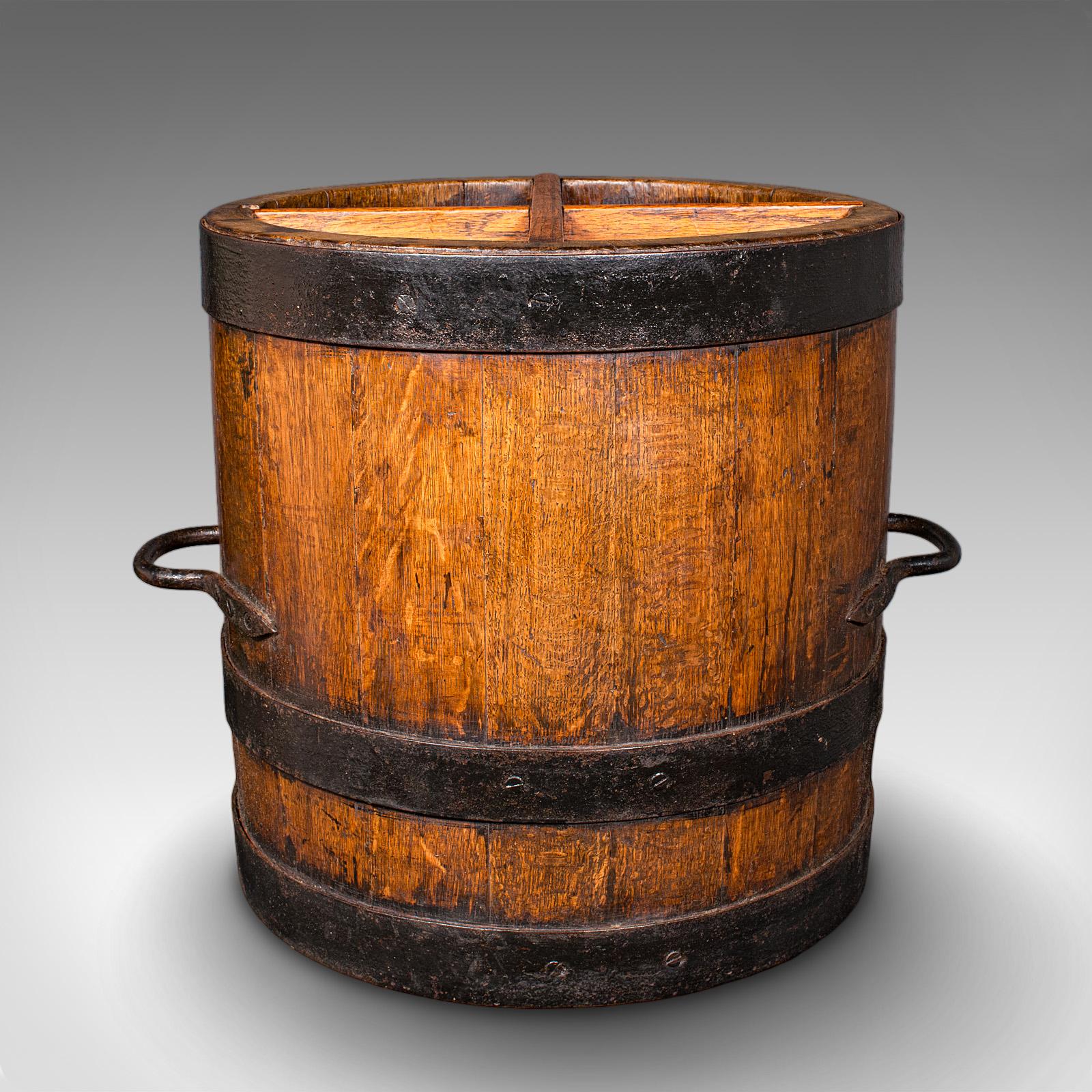 Si tratta di un antico supporto per bastoni cooperati. Un passante per ombrelli inglese, in legno di quercia, risalente al tardo periodo vittoriano, circa 1900. Un pezzo meravigliosamente robusto e di carattere, ideale per l'ingresso di una casa di